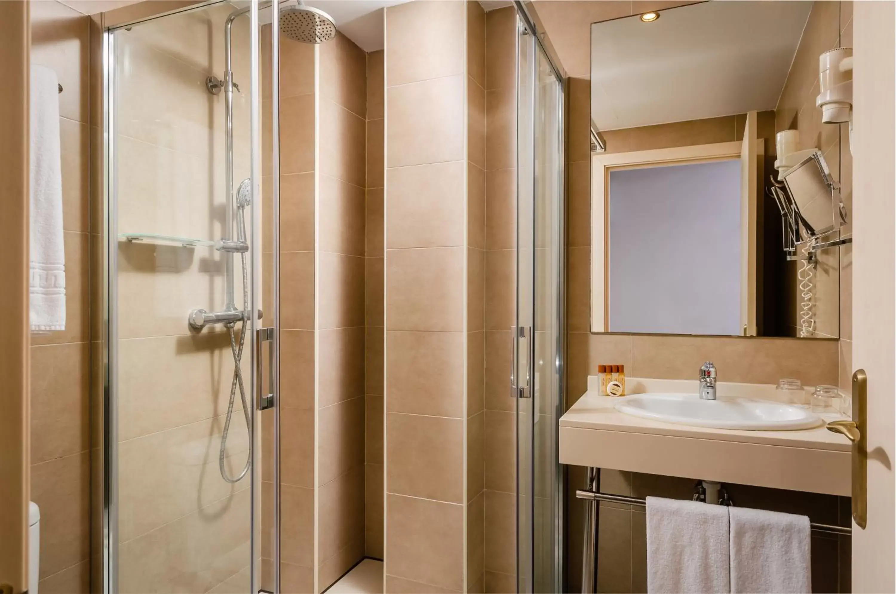 Shower, Bathroom in Sunotel Club Central