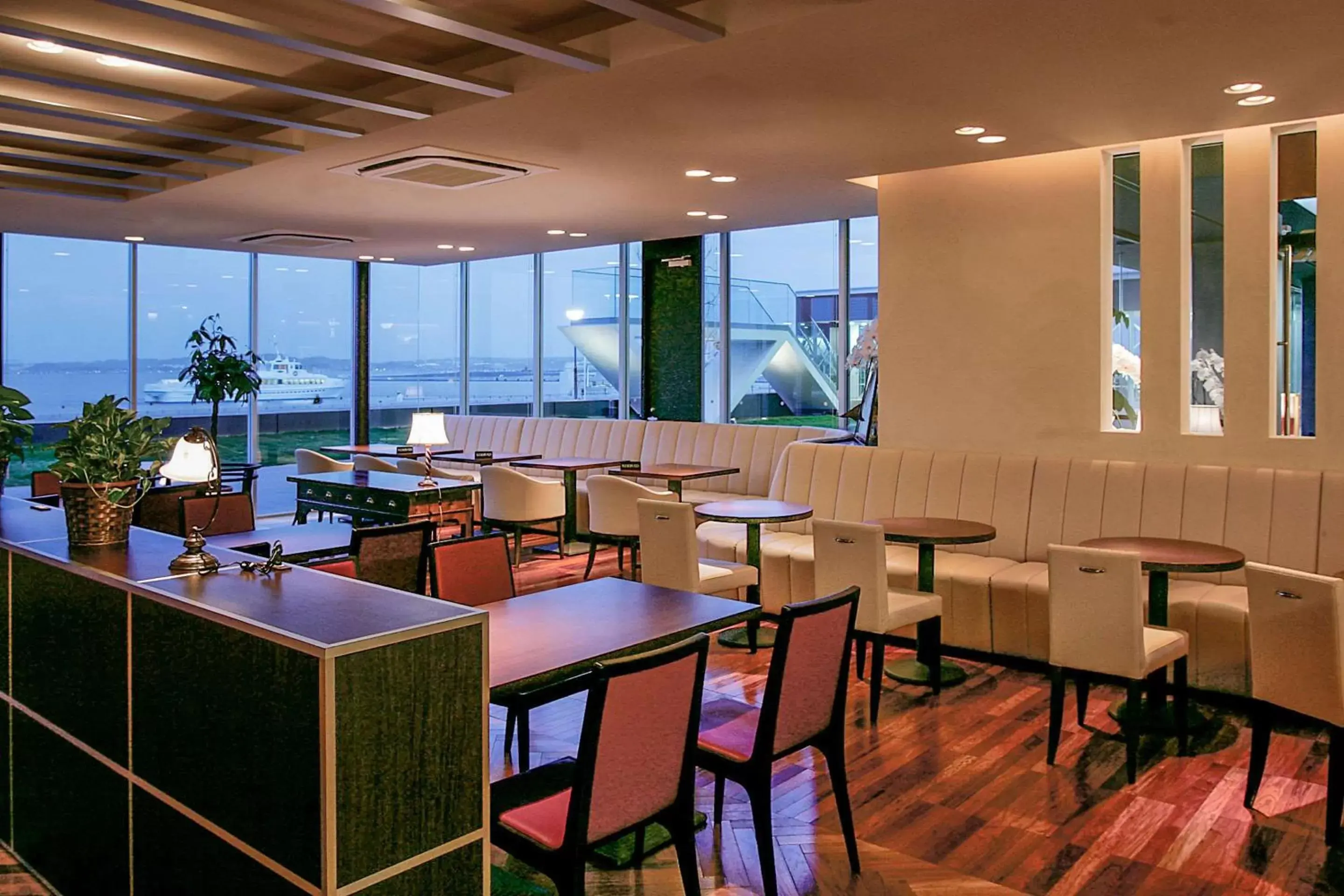 Restaurant/Places to Eat in Comfort Hotel Central International Airport