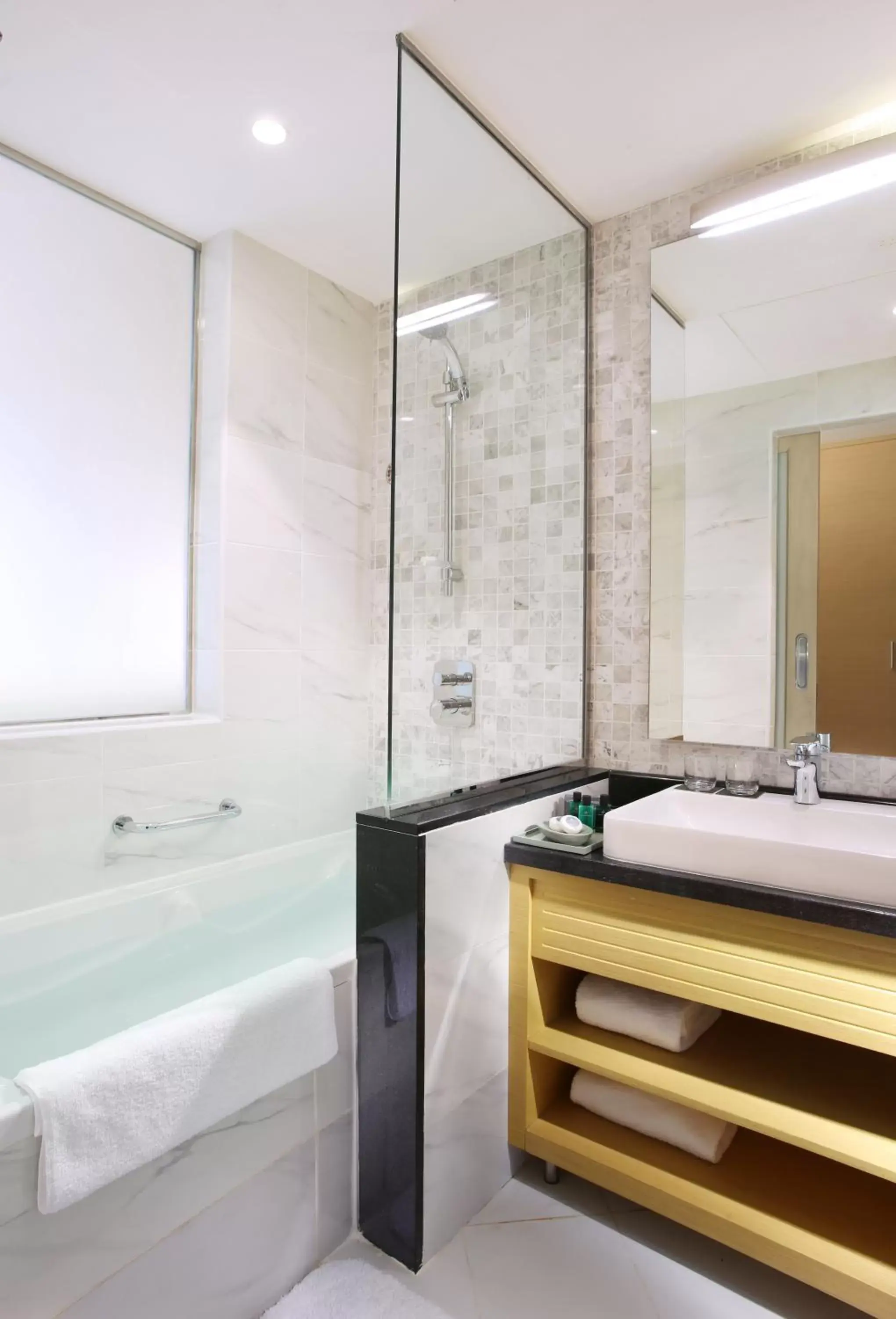 Hot Tub, Bathroom in Metropolitan Hotel Dubai