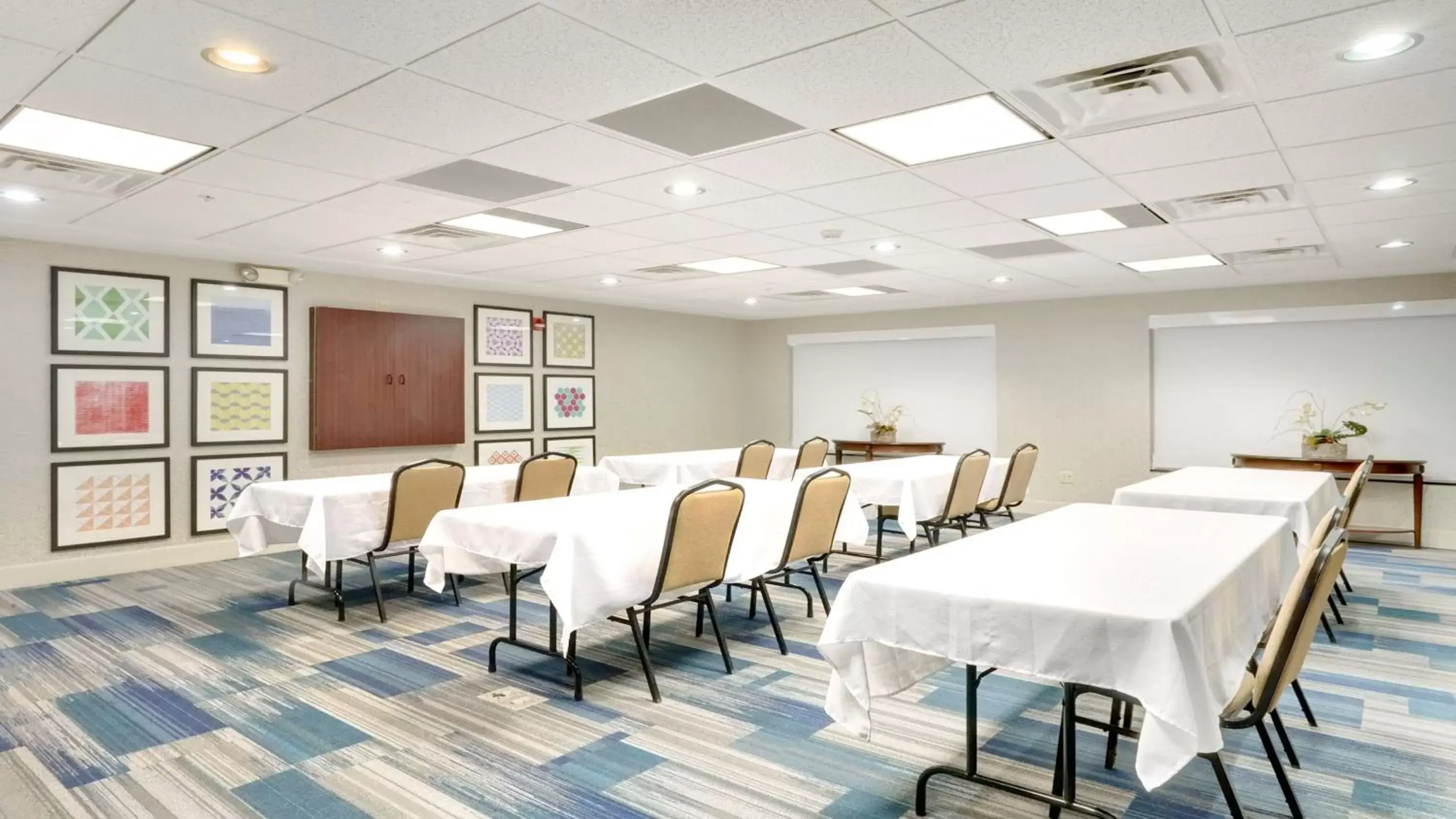 Meeting/conference room in Holiday Inn Express Hotel & Suites Portland, an IHG Hotel