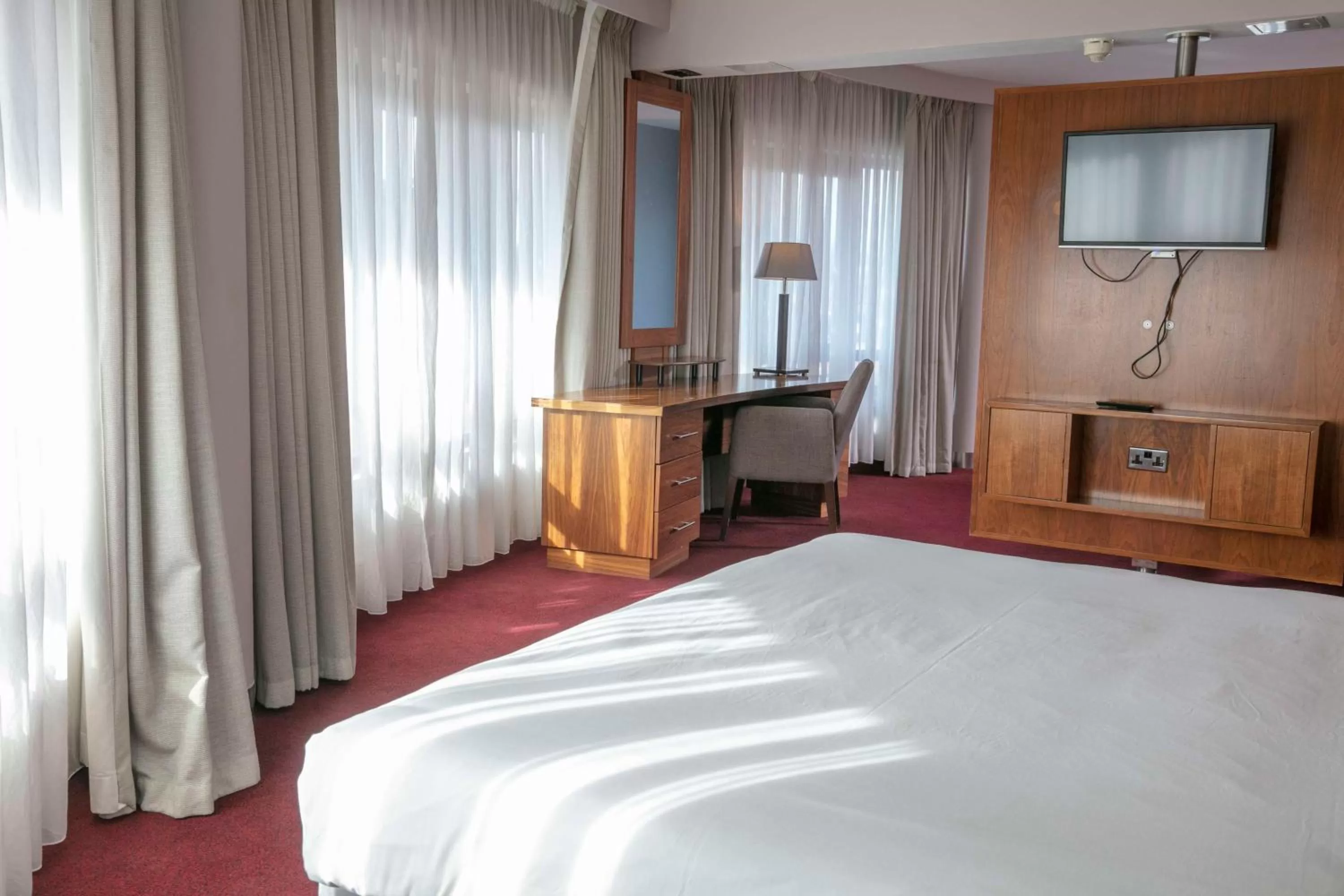 Bedroom, Bed in The Crown London, WorldHotels Distinctive