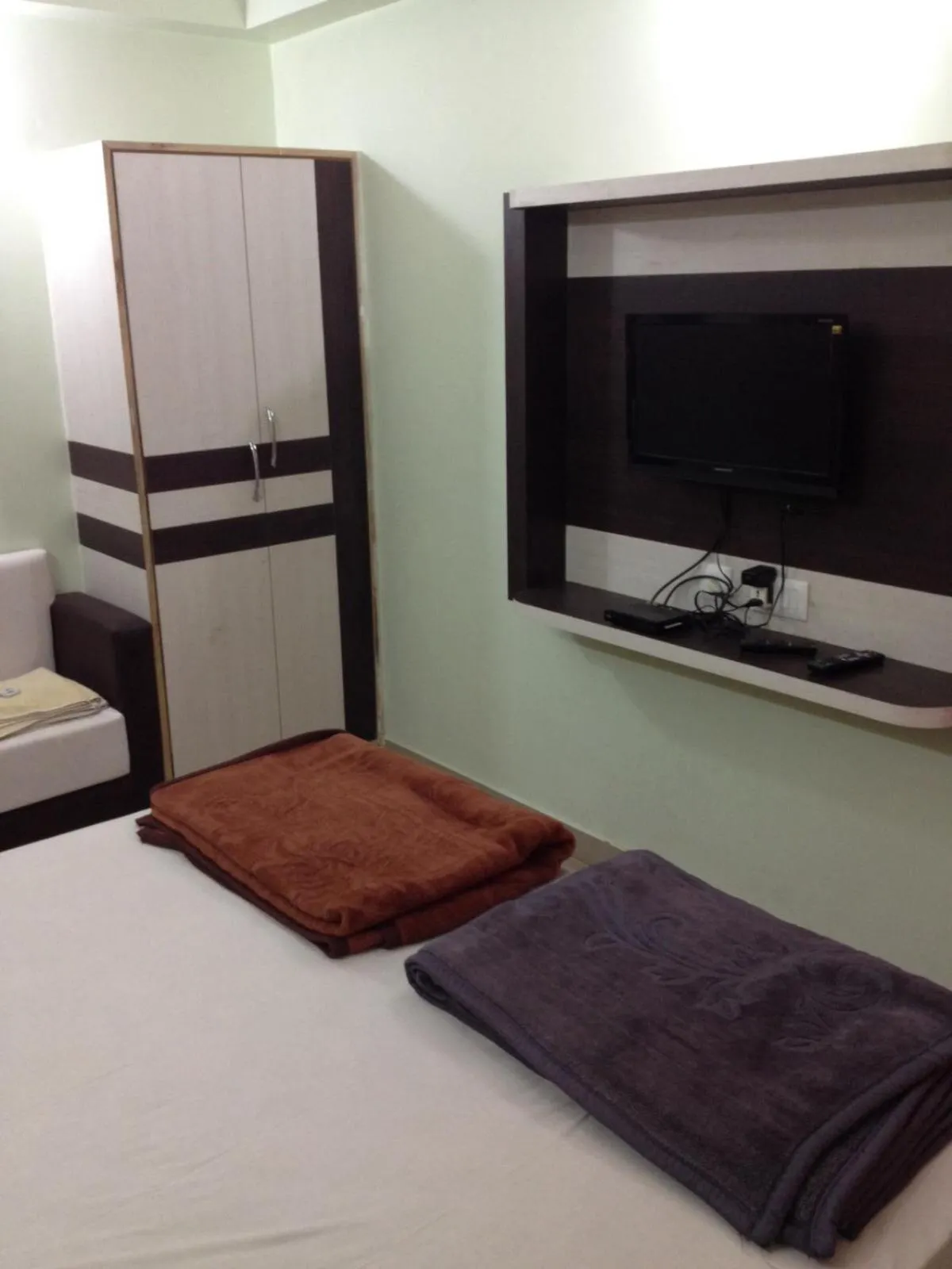 Bed in Hotel Viraat Inn