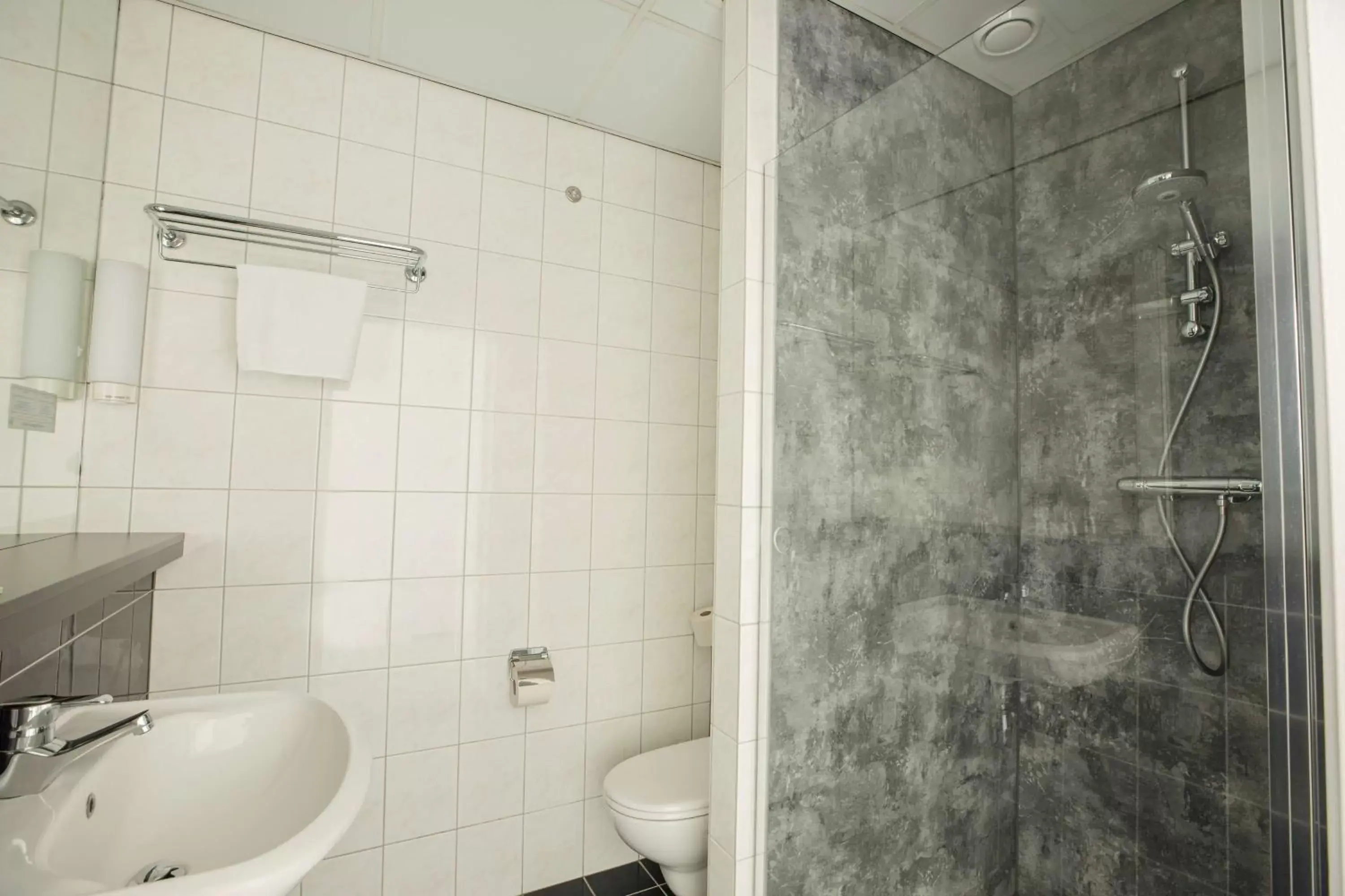 Toilet, Bathroom in Flonk Hotel Groningen Centre, BW Signature Collection voorheen Best Western Hotel Groningen Centre