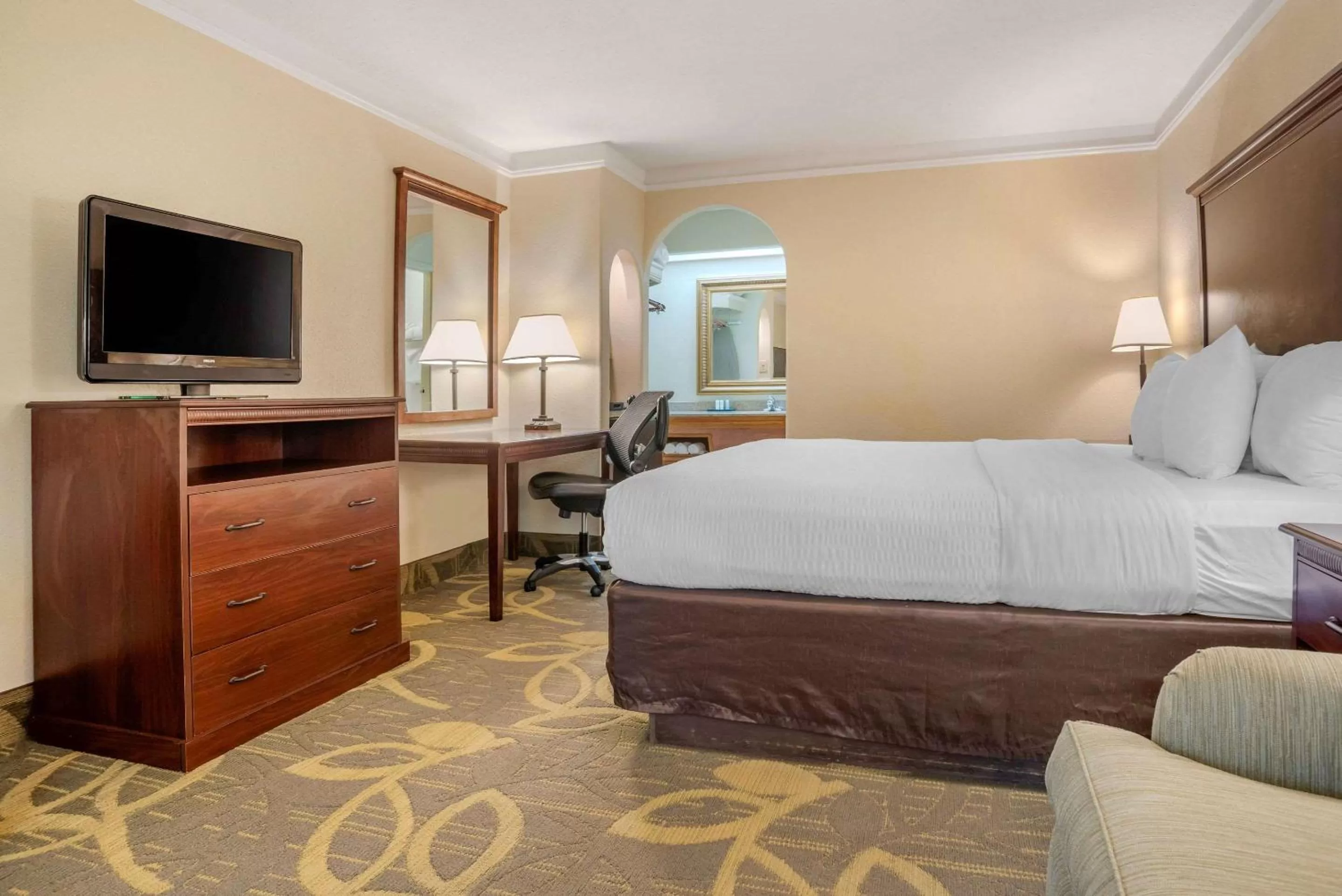 Photo of the whole room, Bed in Clarion Inn Conference Center