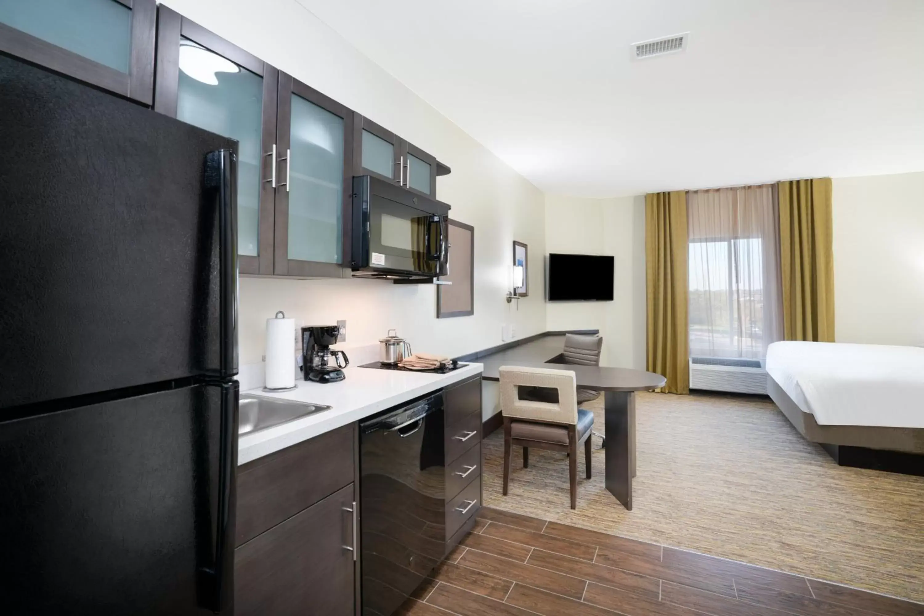 Photo of the whole room, Kitchen/Kitchenette in Candlewood Suites - Nashville - Franklin, an IHG Hotel