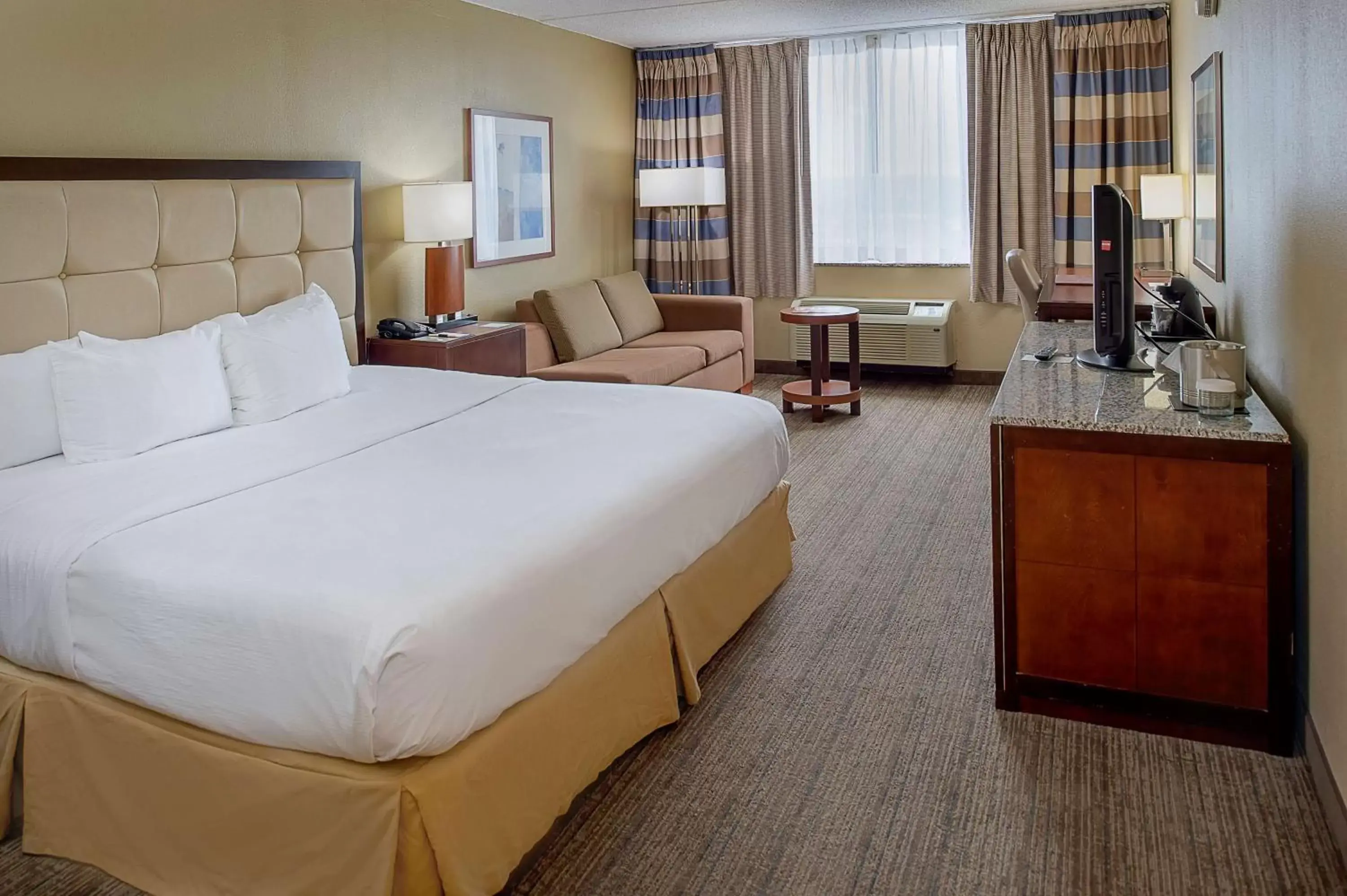 Bedroom in DoubleTree by Hilton St. Louis at Westport