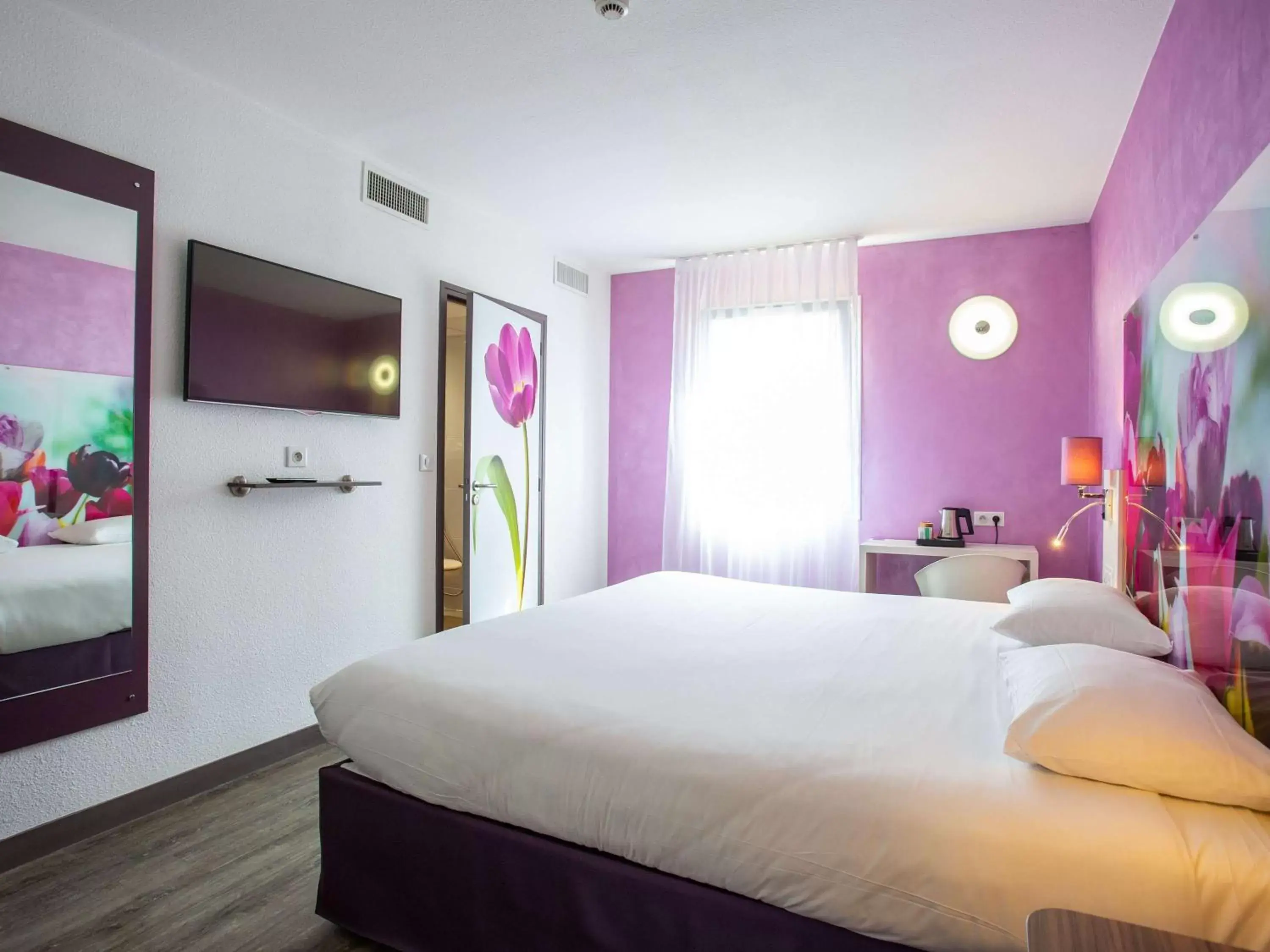 Property building, Bed in ibis Styles Bourges