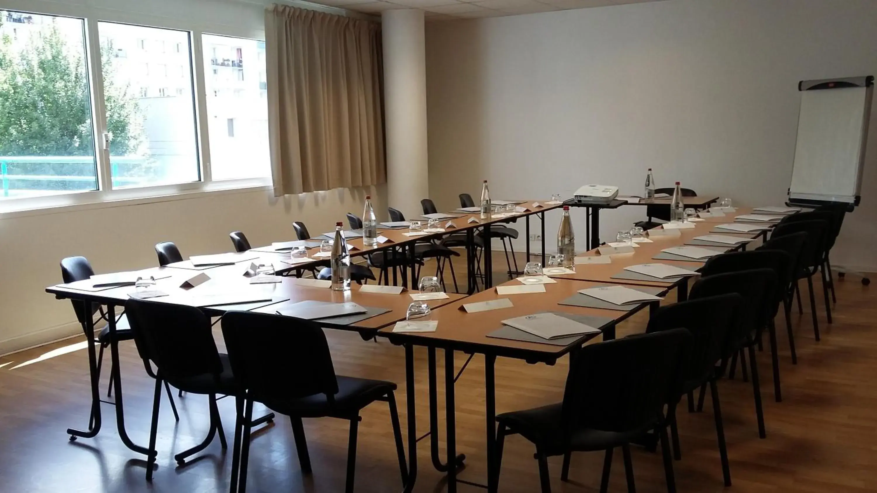 Meeting/conference room in ibis Styles Massy Opera