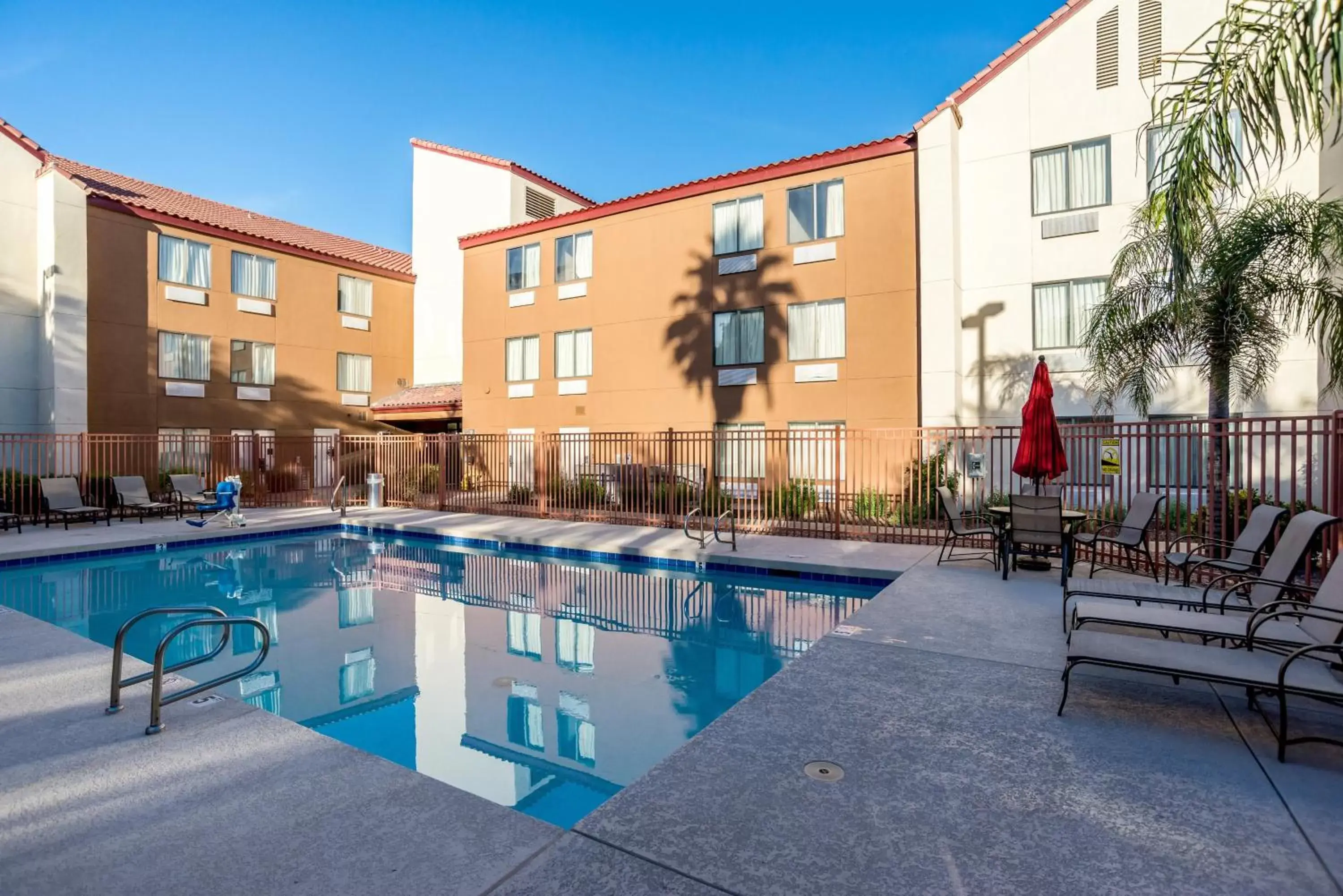 Swimming Pool in Red Roof Inn Phoenix North - Deer Valley - Bell Rd