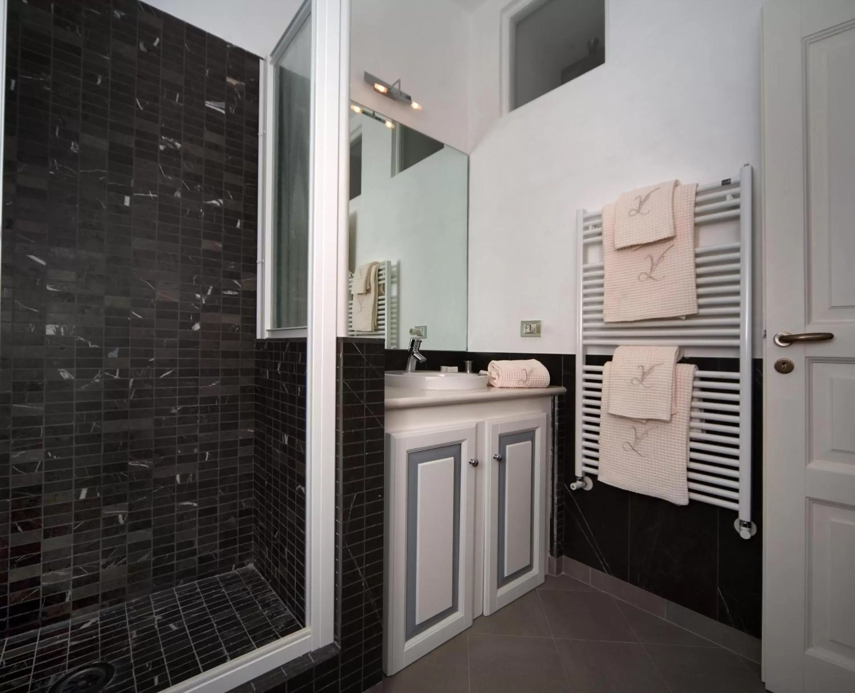 Shower, Bathroom in Villa Lieta