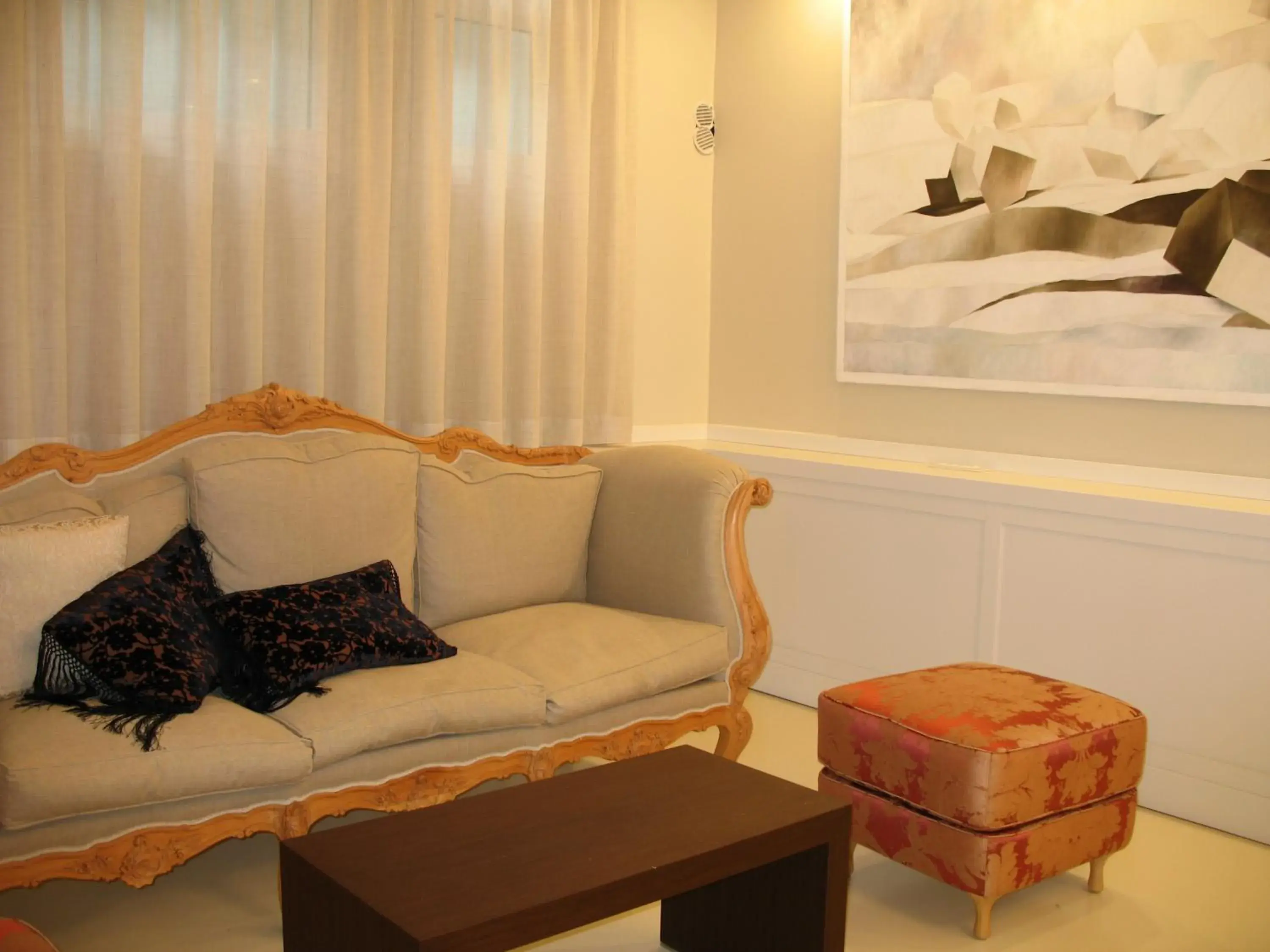 Seating Area in Wall Art Hotel & Residence