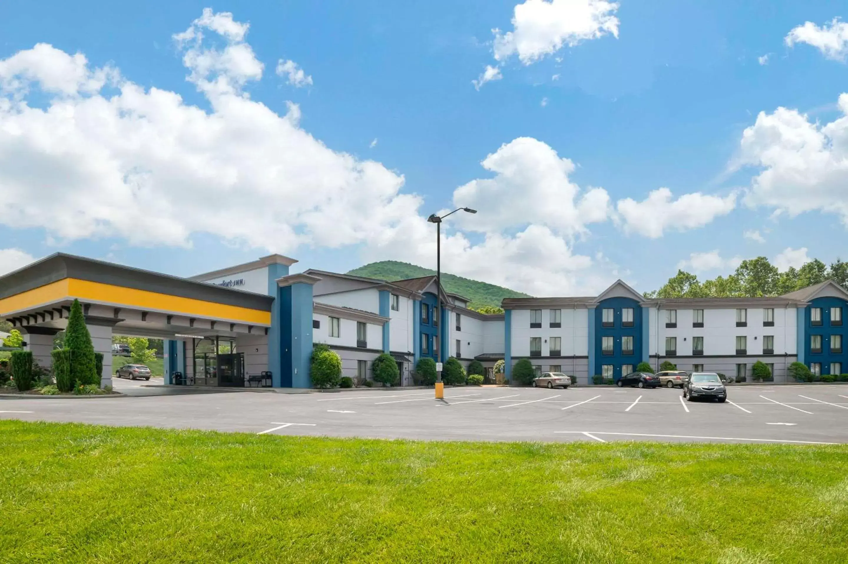 Property Building in Comfort Inn Asheville East-Blue Ridge Pkwy Access