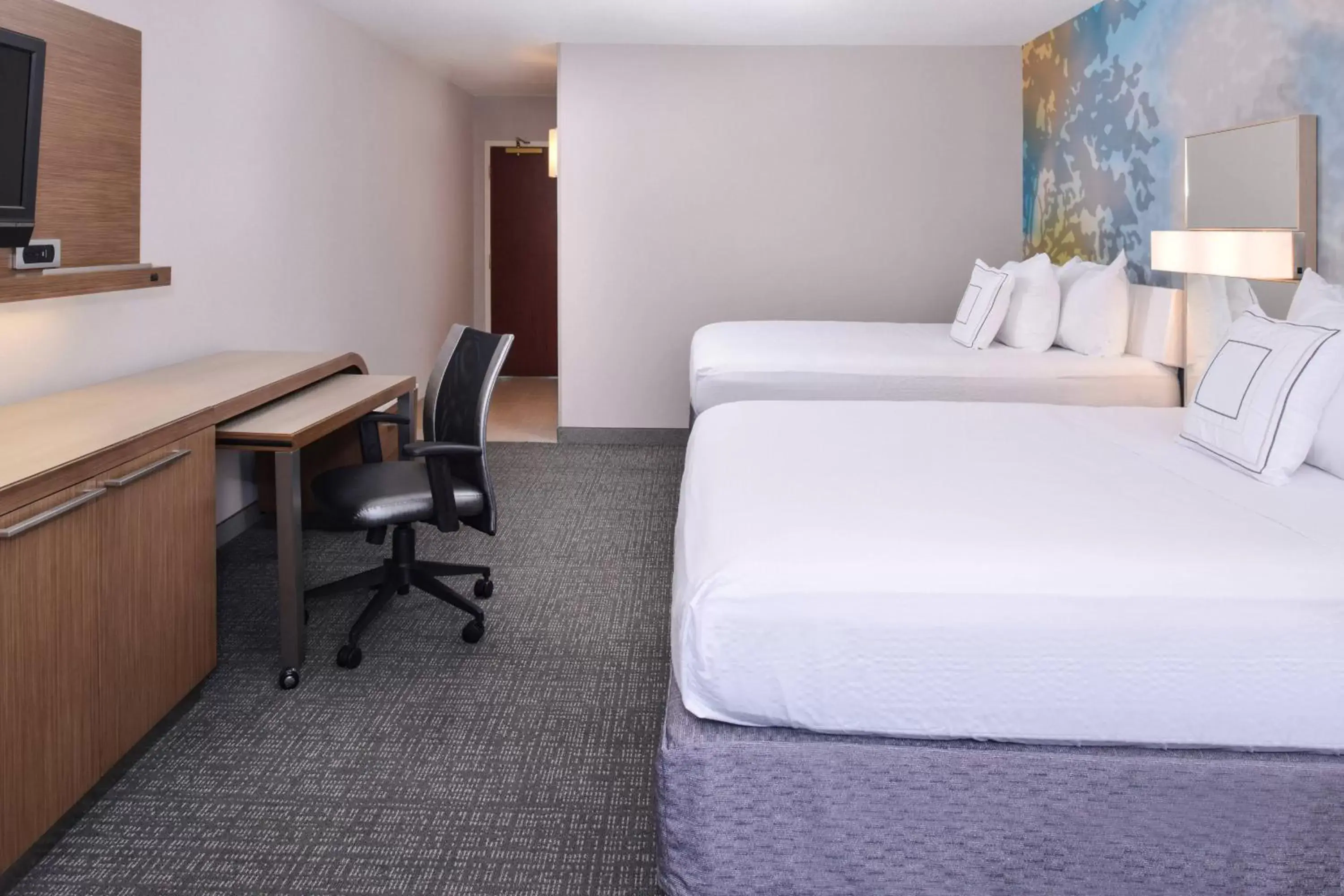 Photo of the whole room, Bed in Courtyard by Marriott Milwaukee North/Brown Deer