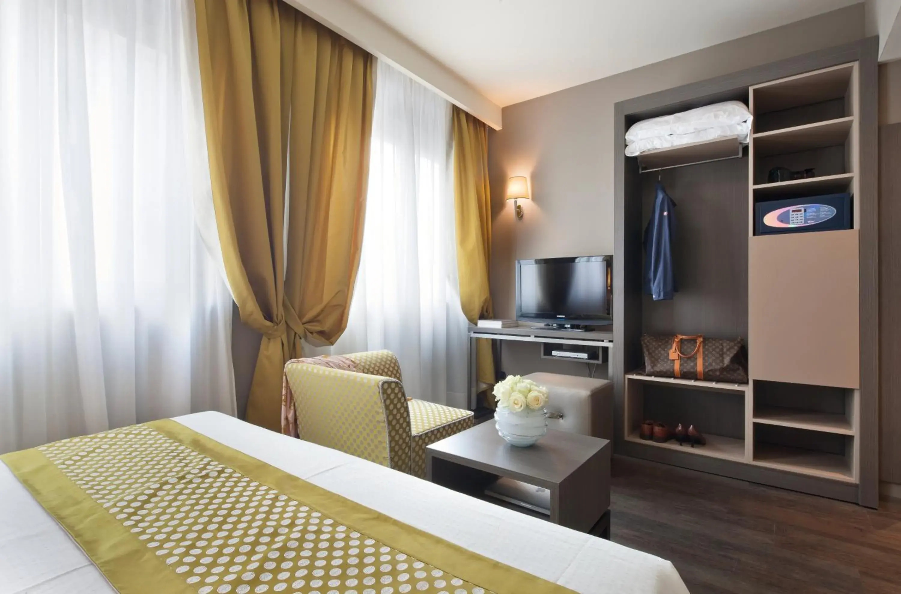 TV and multimedia, TV/Entertainment Center in Hotel Mozart