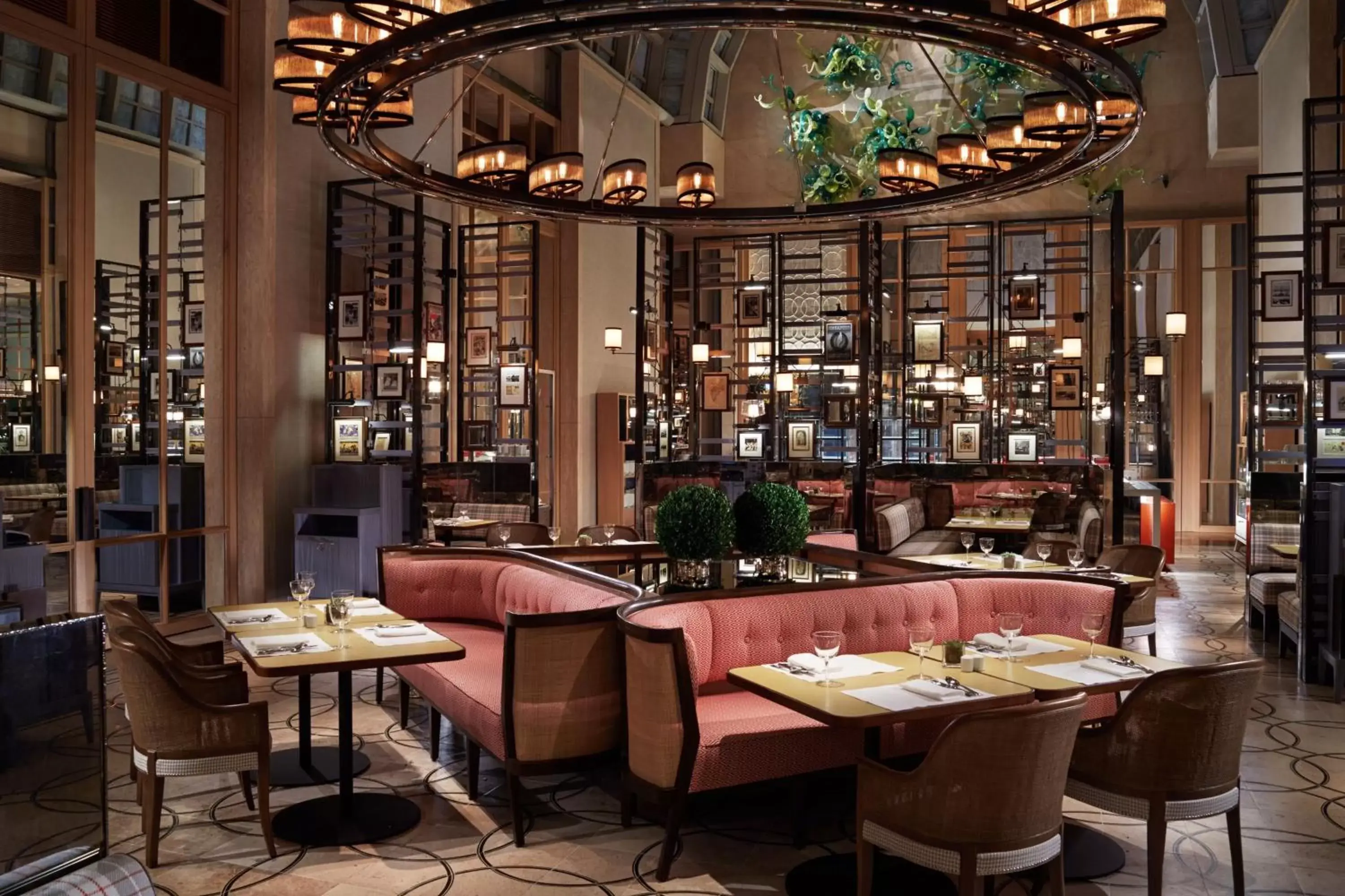 Restaurant/Places to Eat in The Ritz-Carlton, Millenia Singapore