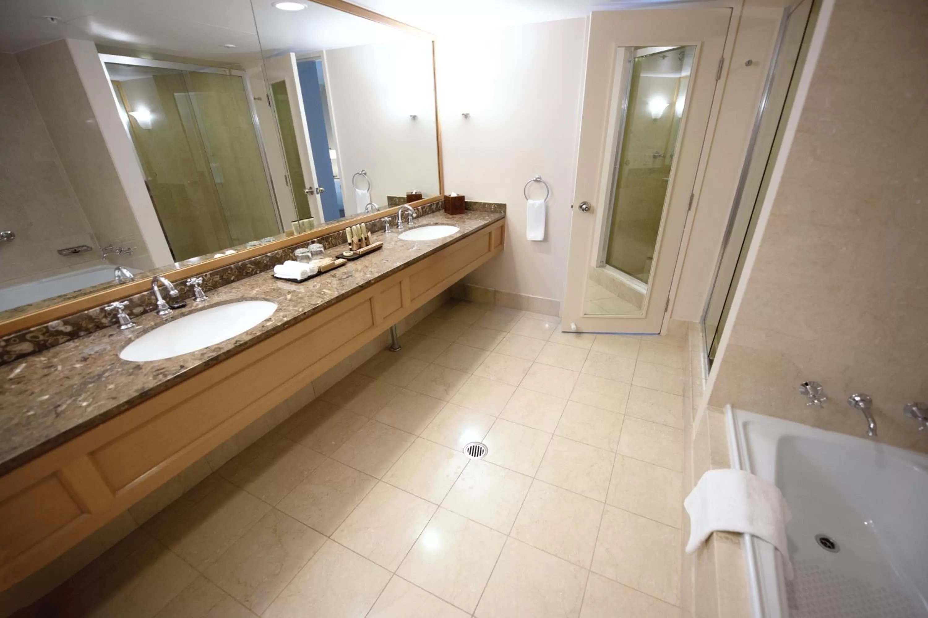 Bathroom in Stamford Plaza Sydney Airport Hotel & Conference Centre