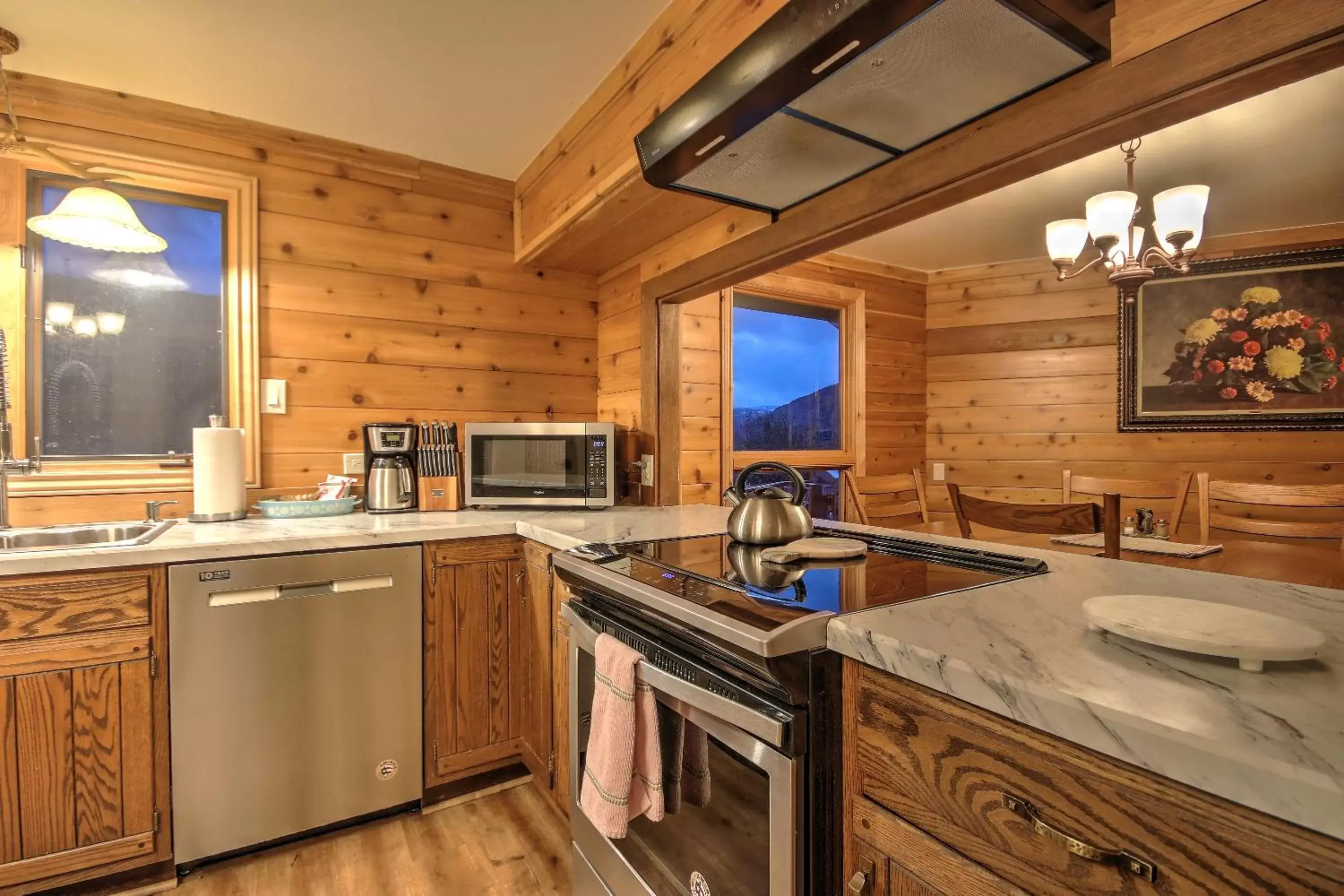 Kitchen/Kitchenette in Yellowstone Gateway Inn