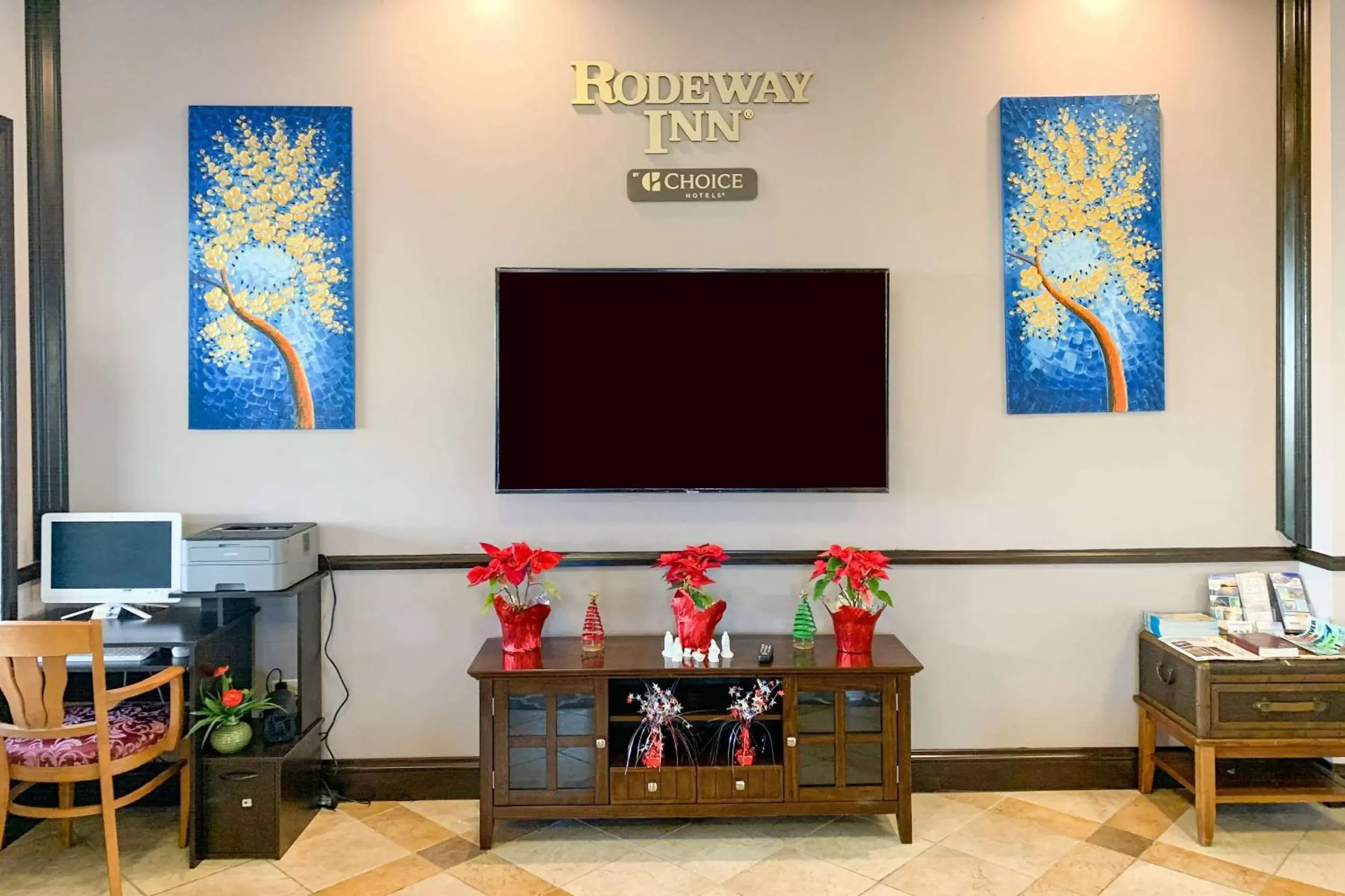 Lobby or reception, TV/Entertainment Center in Rodeway Inn Sun City Center