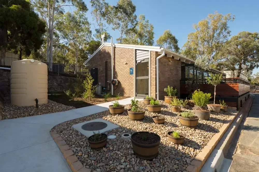 Communal kitchen, Property Building in Alivio Tourist Park Canberra