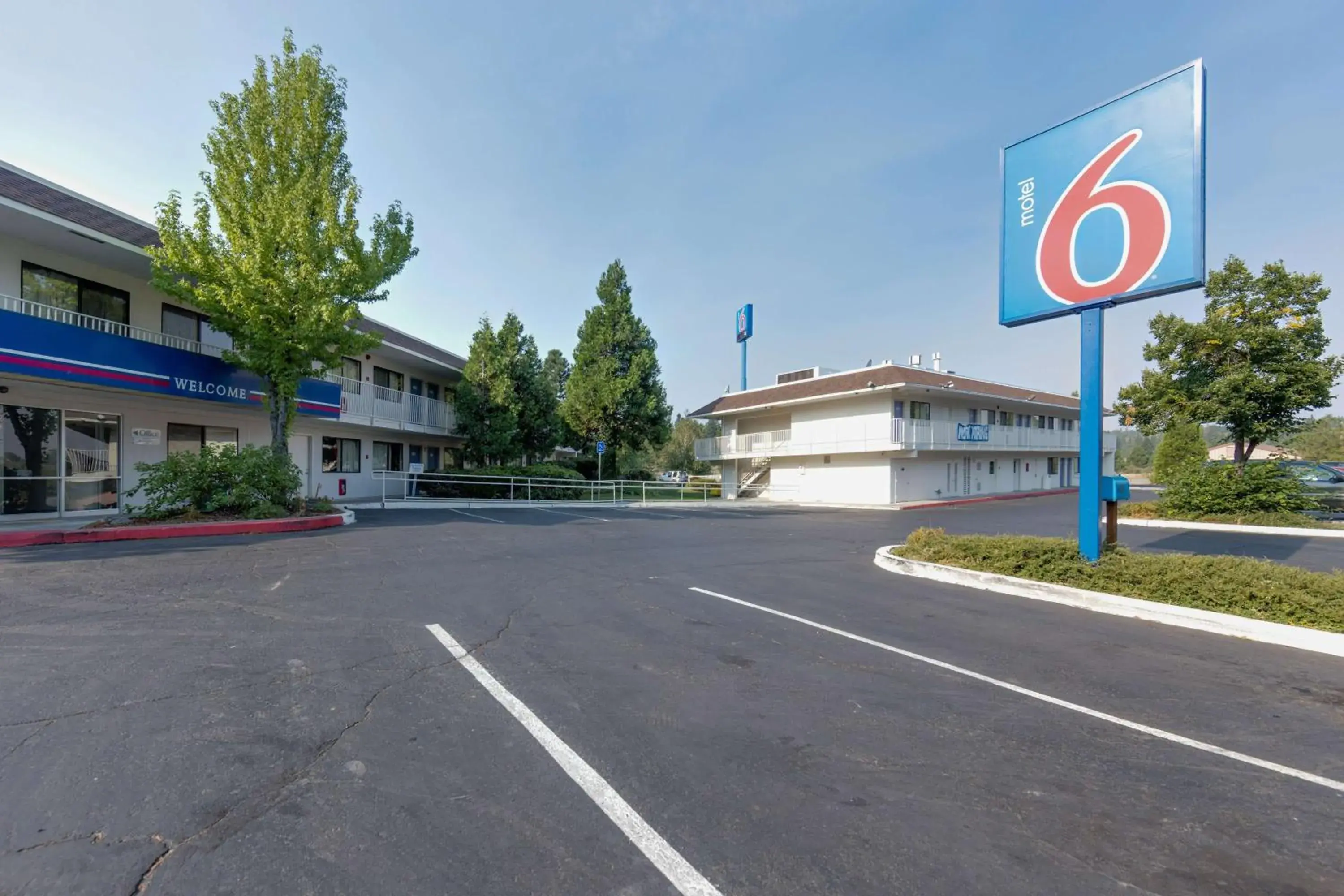 Property Building in Motel 6 Weed, CA - Mount Shasta