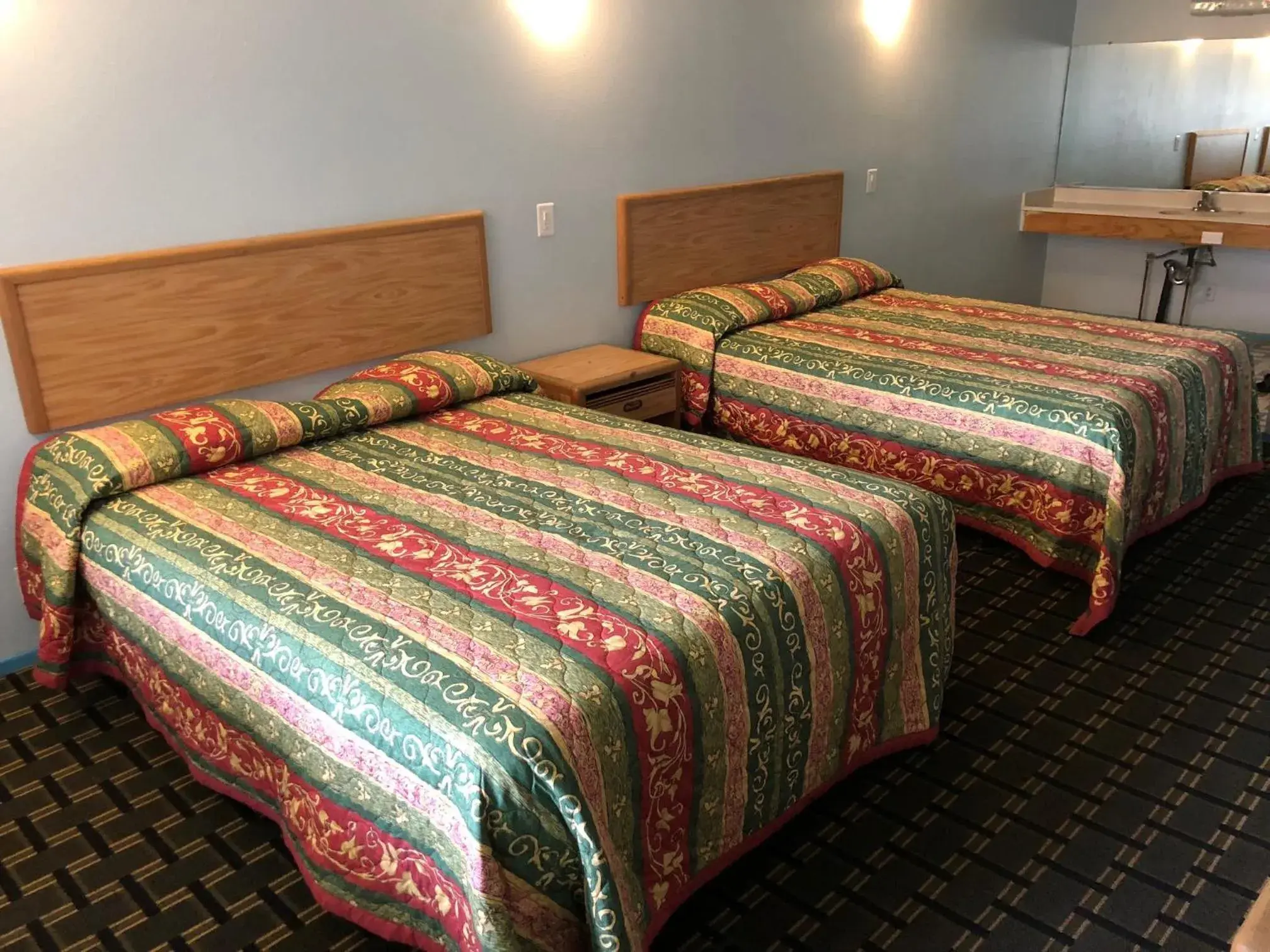 Bed in Chester Inn Motel