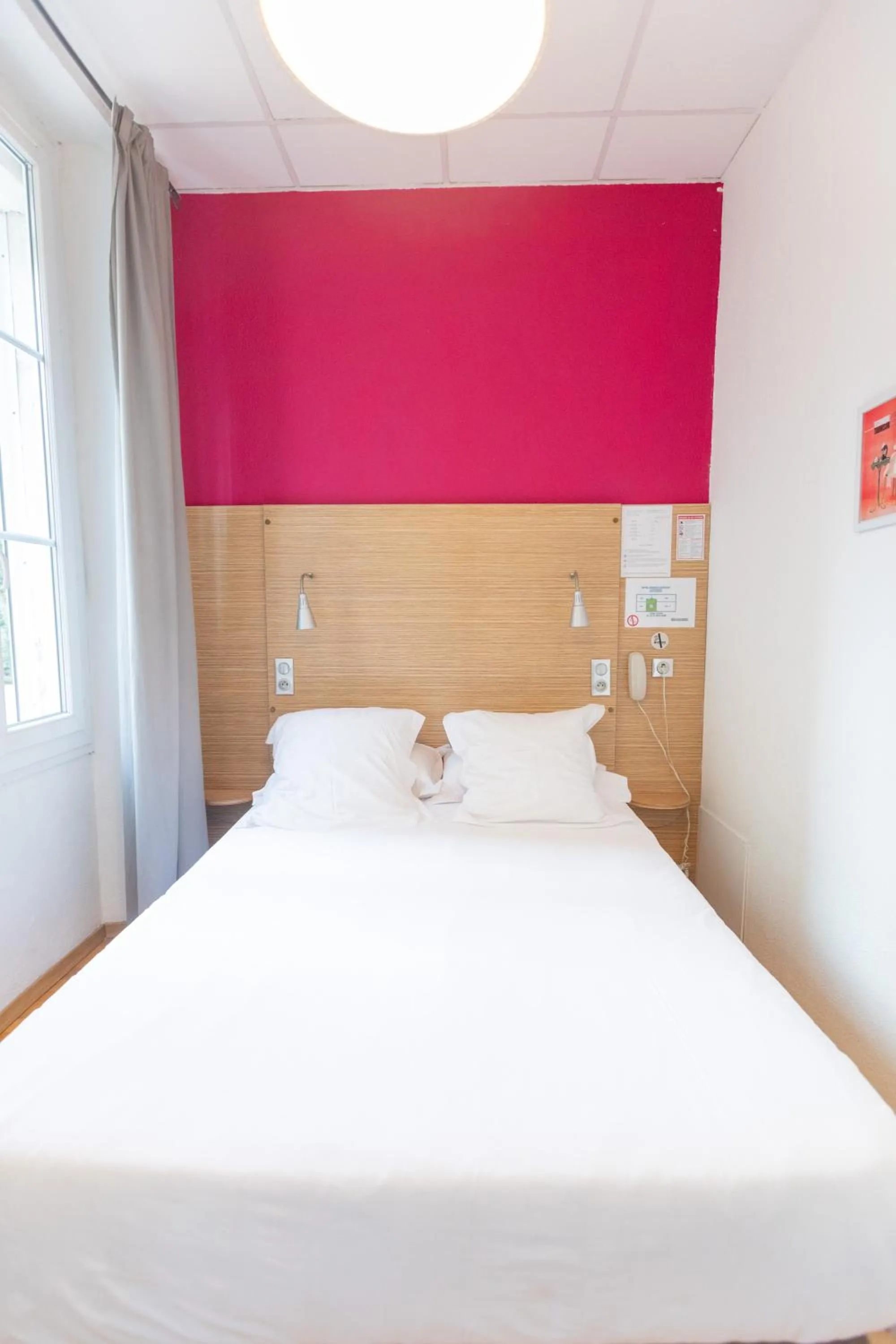 Bed in Hôtel Edmond Rostand