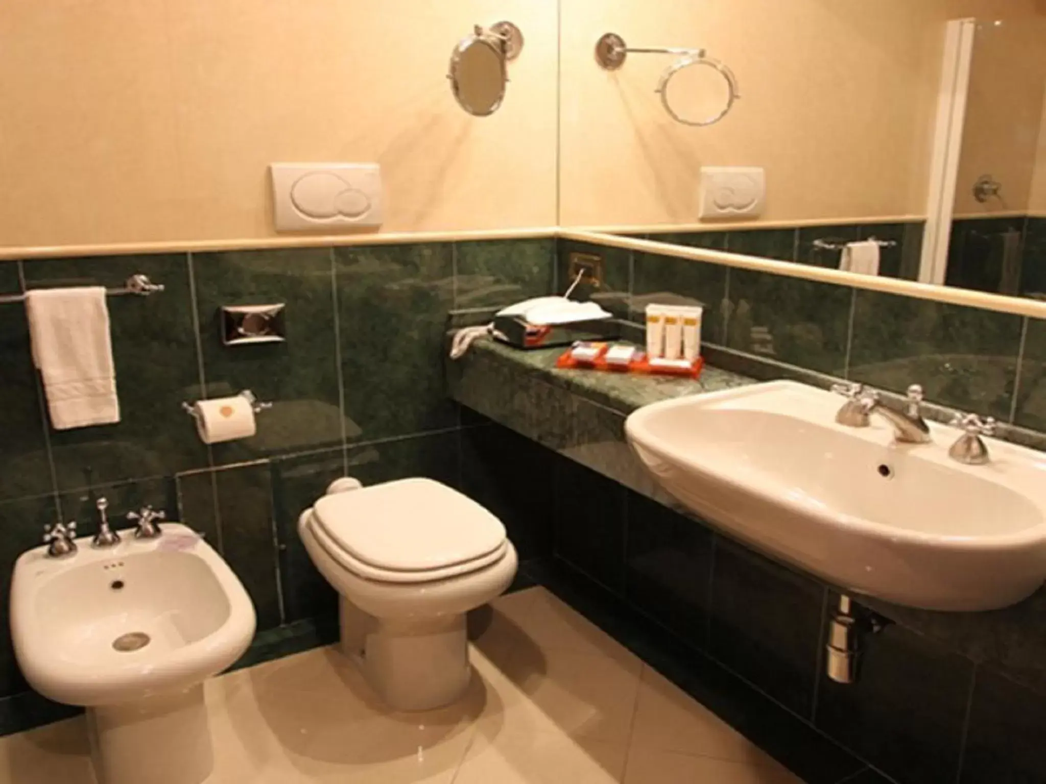 Bathroom in iH Hotels Roma Cicerone