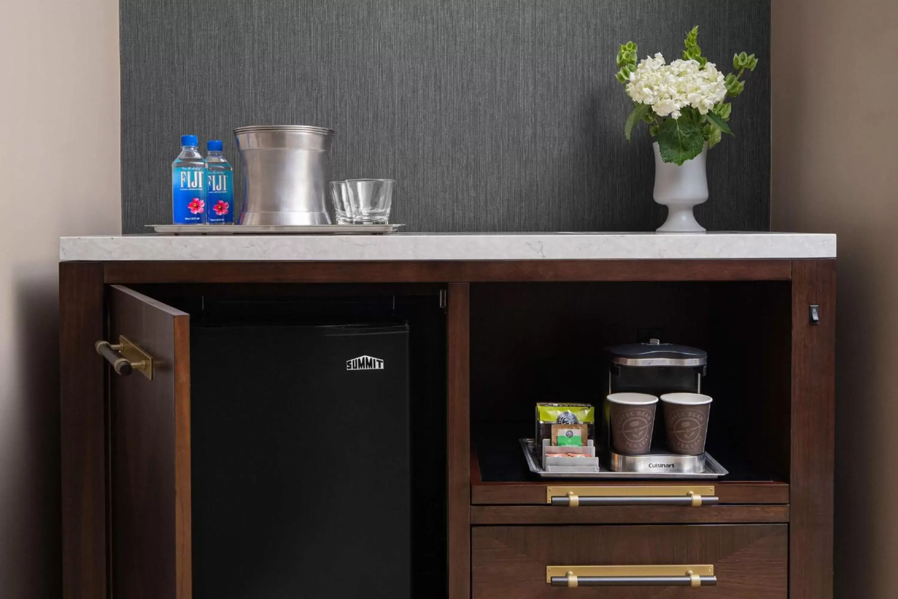 Deluxe King Room with Sofa Bed and Fridge - Non-Smoking in Hilton Indianapolis Hotel & Suites Deluxe King Room with Sofa Bed and Fridge - Non-Smoking in Hilton Indianapolis Hotel & Suites