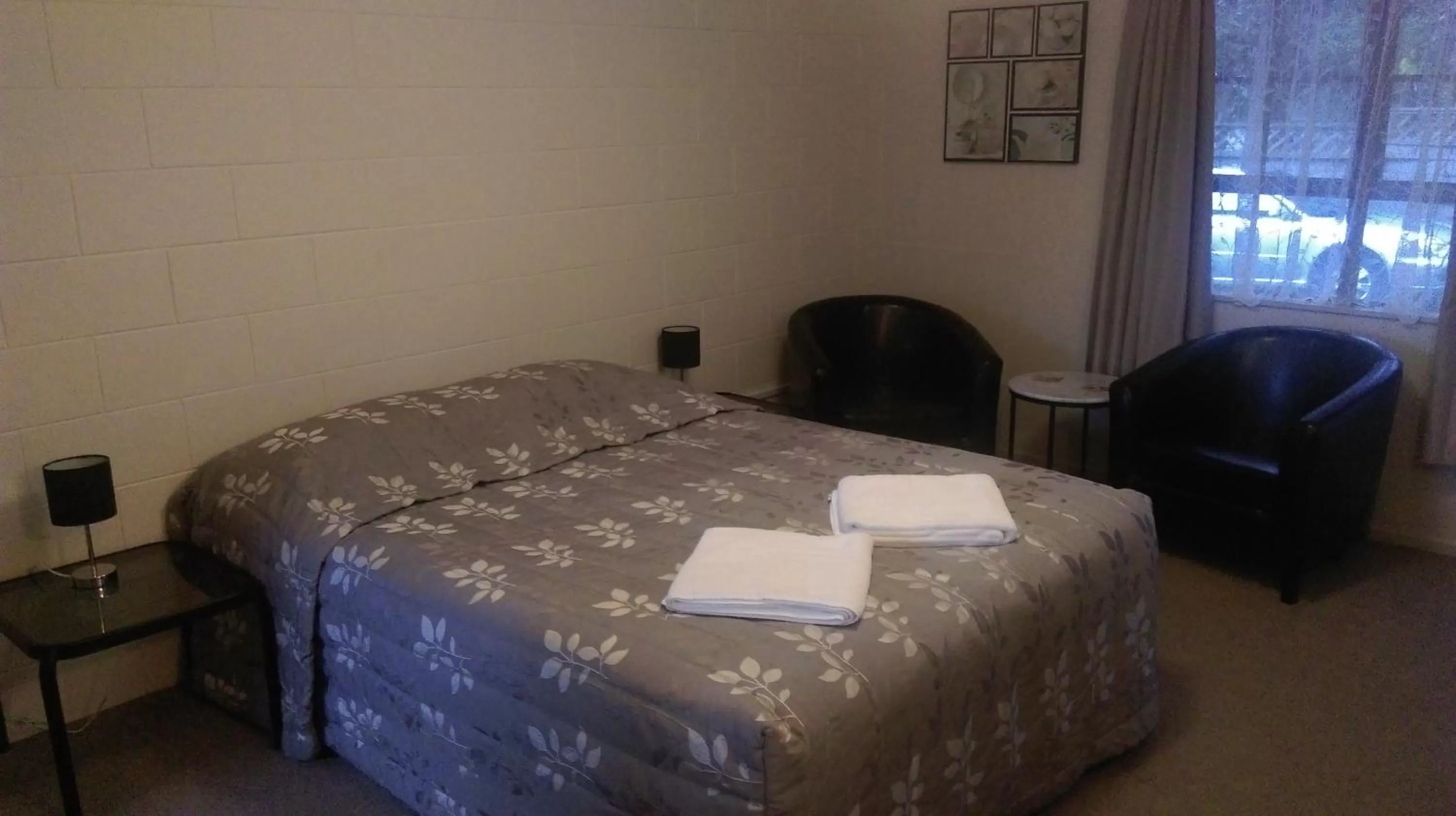 Bed in Stonehaven Motel