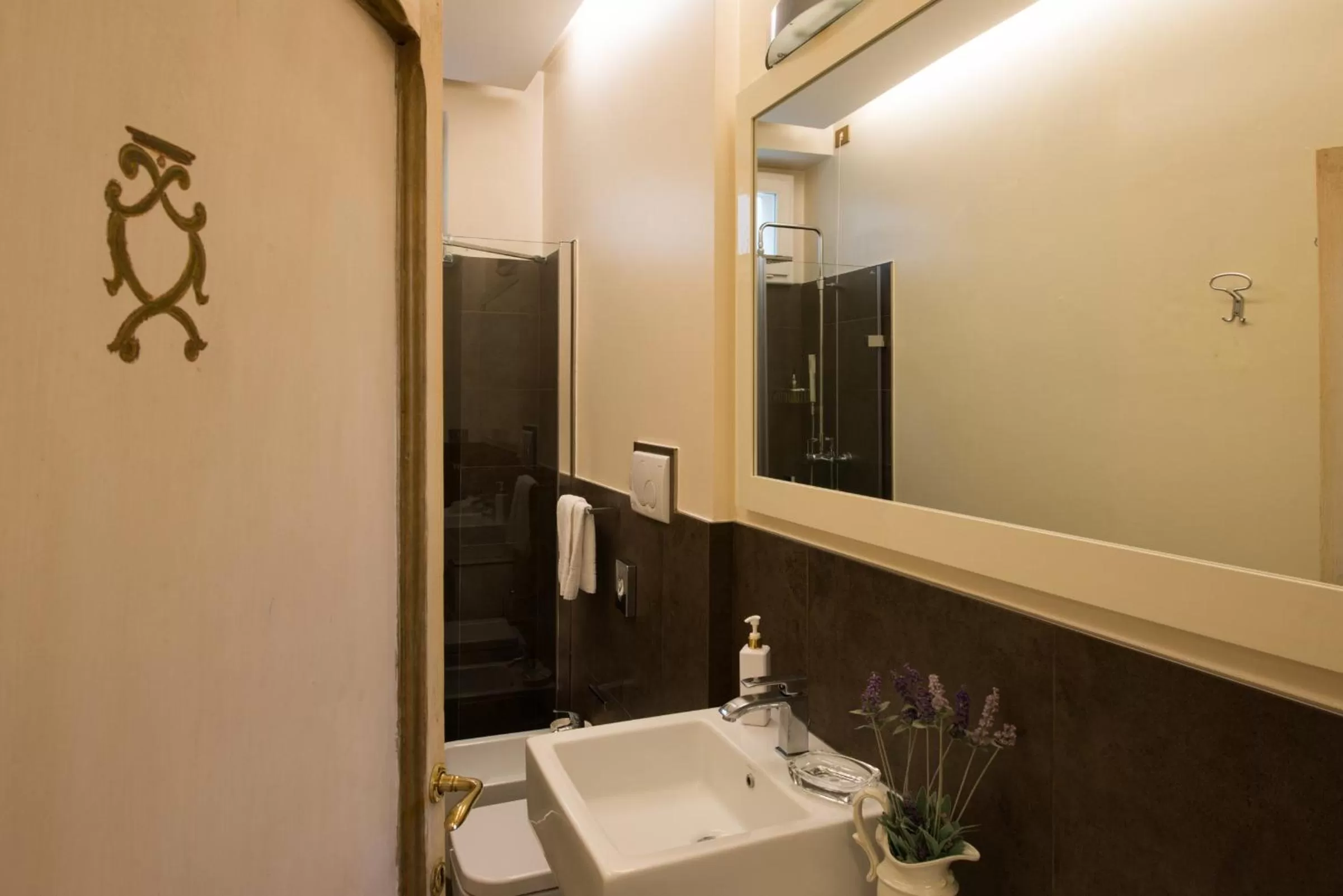 Shower in Palazzo Rotati