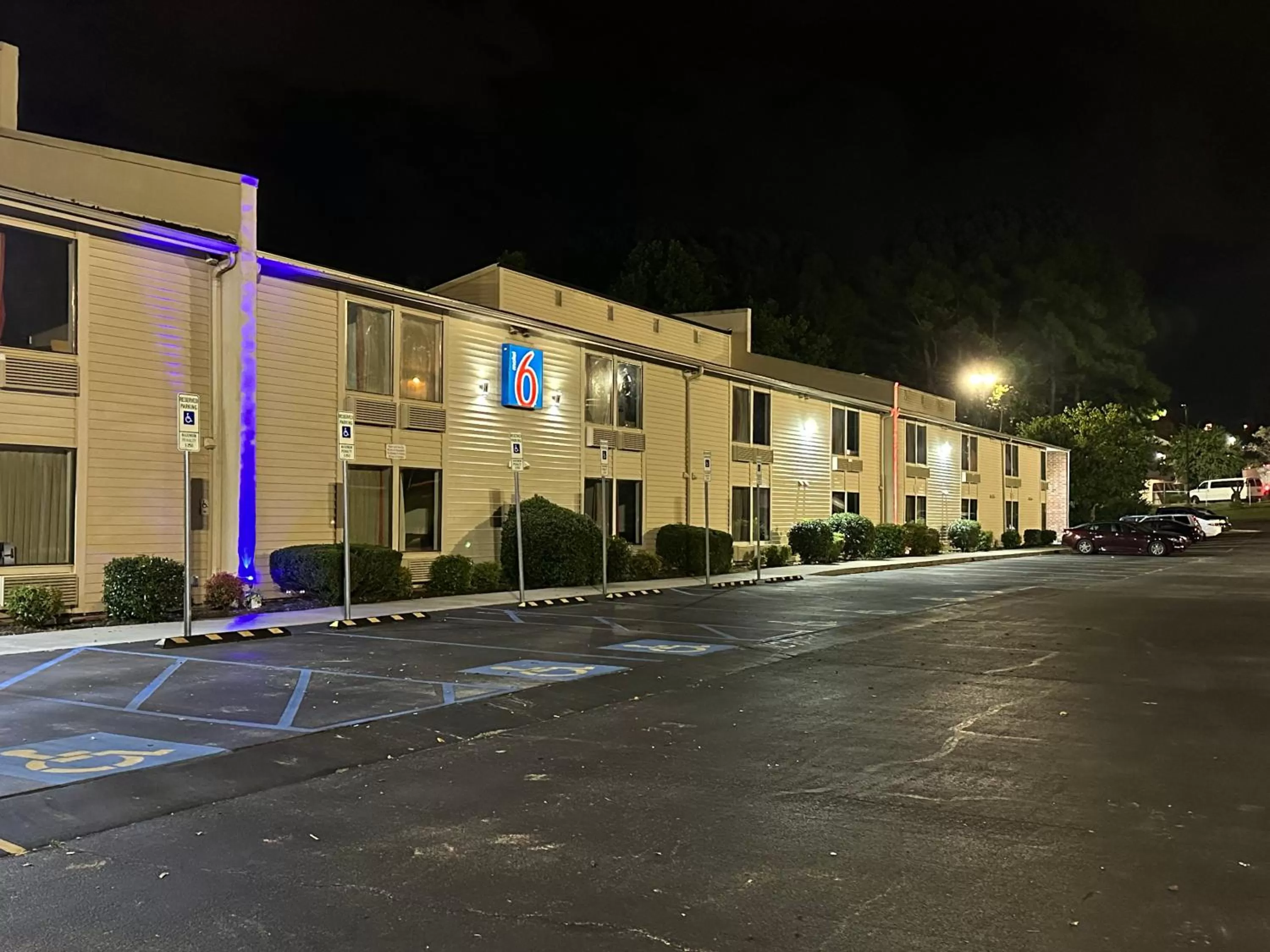 Property building in Motel 6-Greensboro, NC - Airport