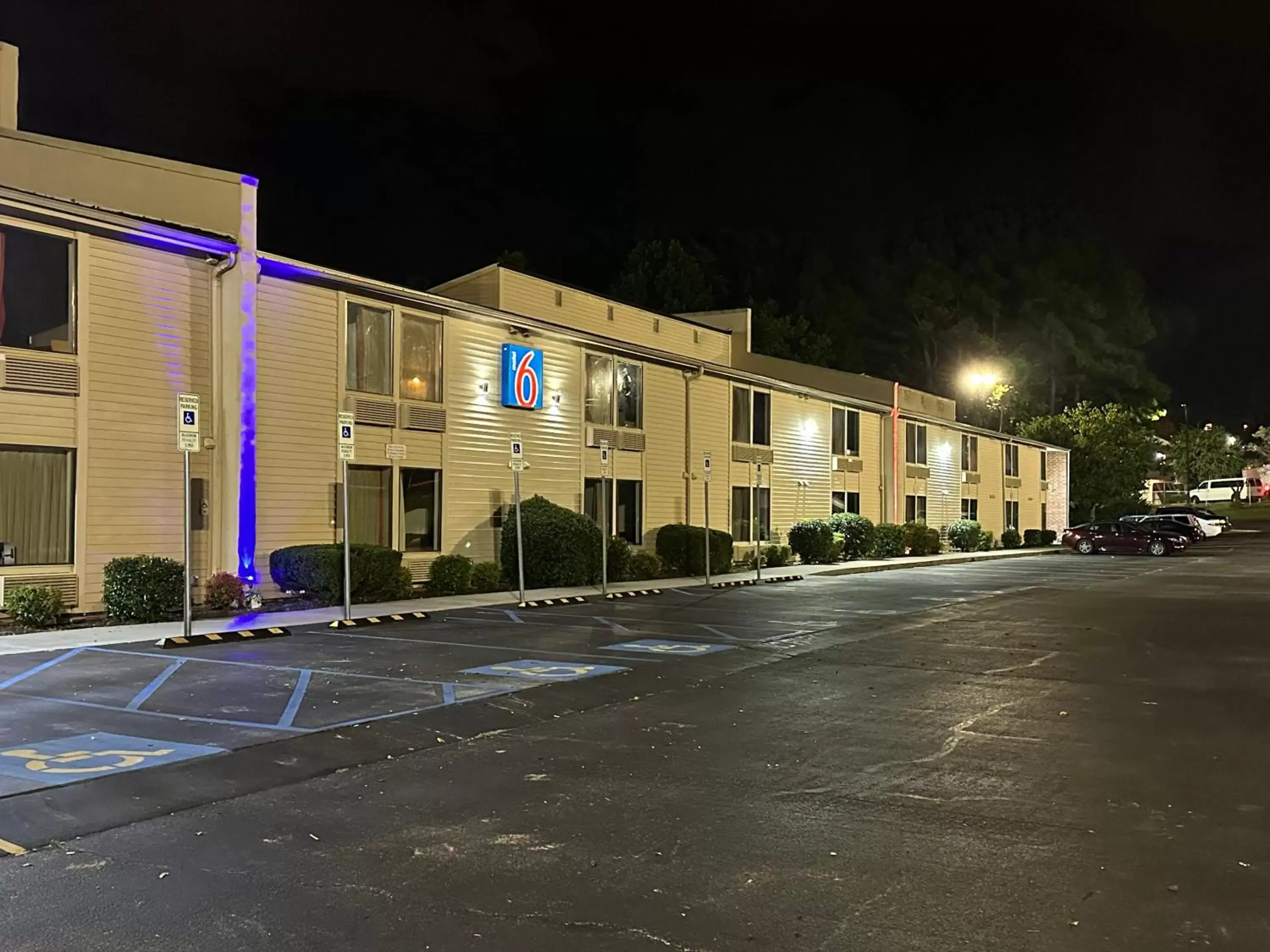 Property Building in Motel 6-Greensboro, NC - Airport