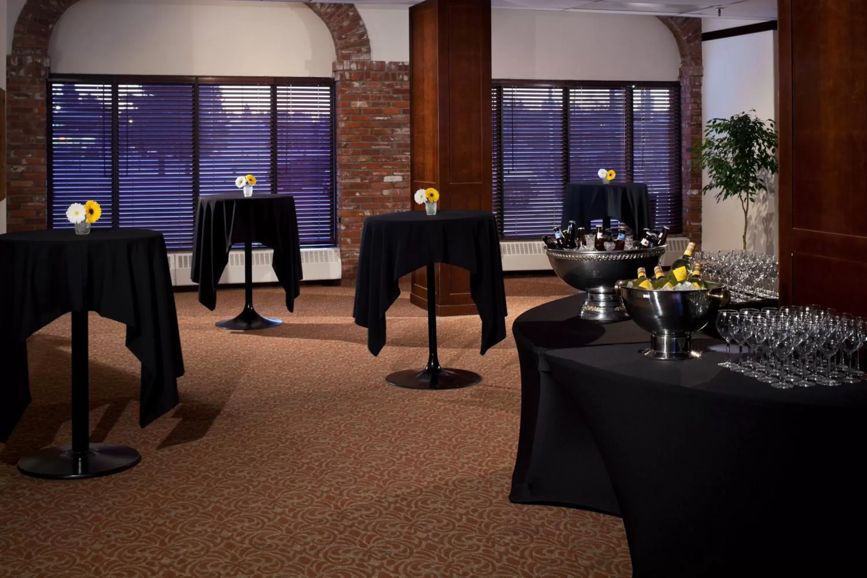 Banquet/Function facilities, Restaurant/Places to Eat in Red Deer Resort & Casino