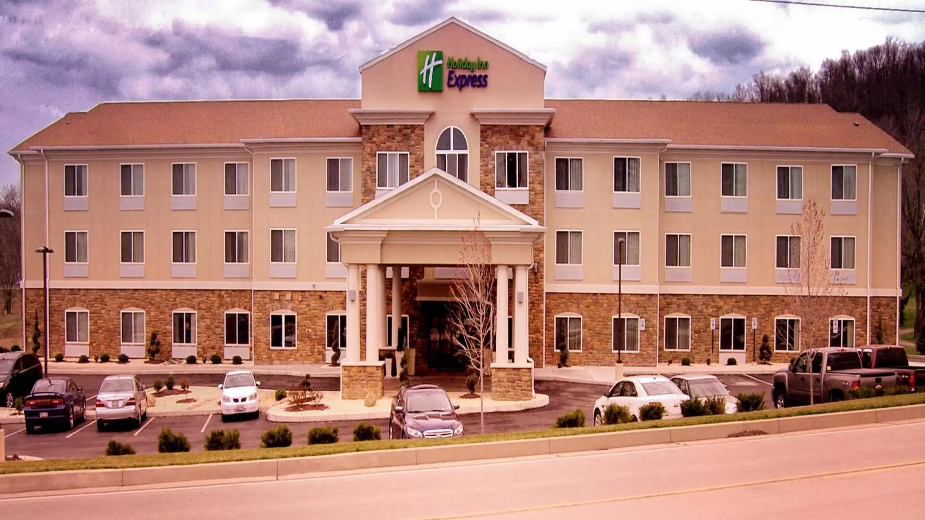 Property Building in Holiday Inn Express & Suites Belle Vernon, an IHG Hotel