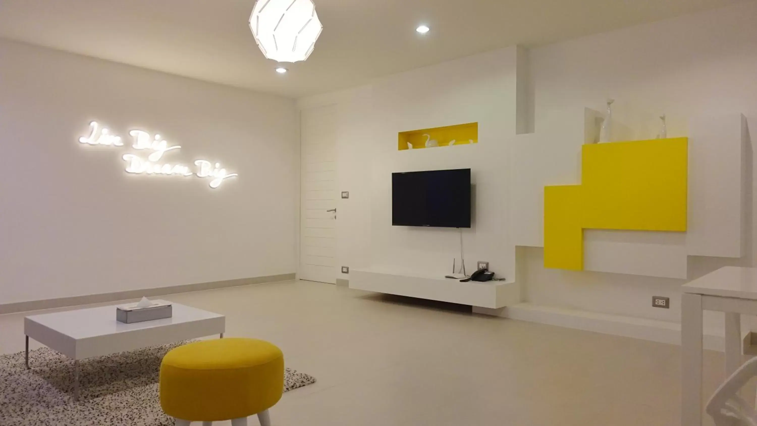 TV and multimedia, TV/Entertainment Center in Benviar Tonson Residence