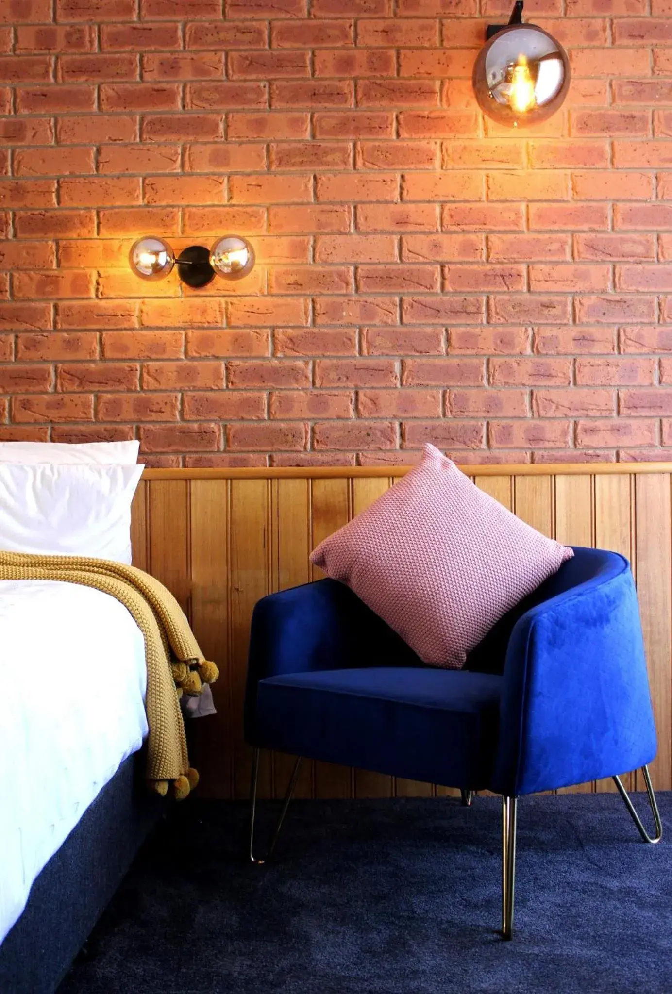 Seating area, Bed in Golden River Motor Inn