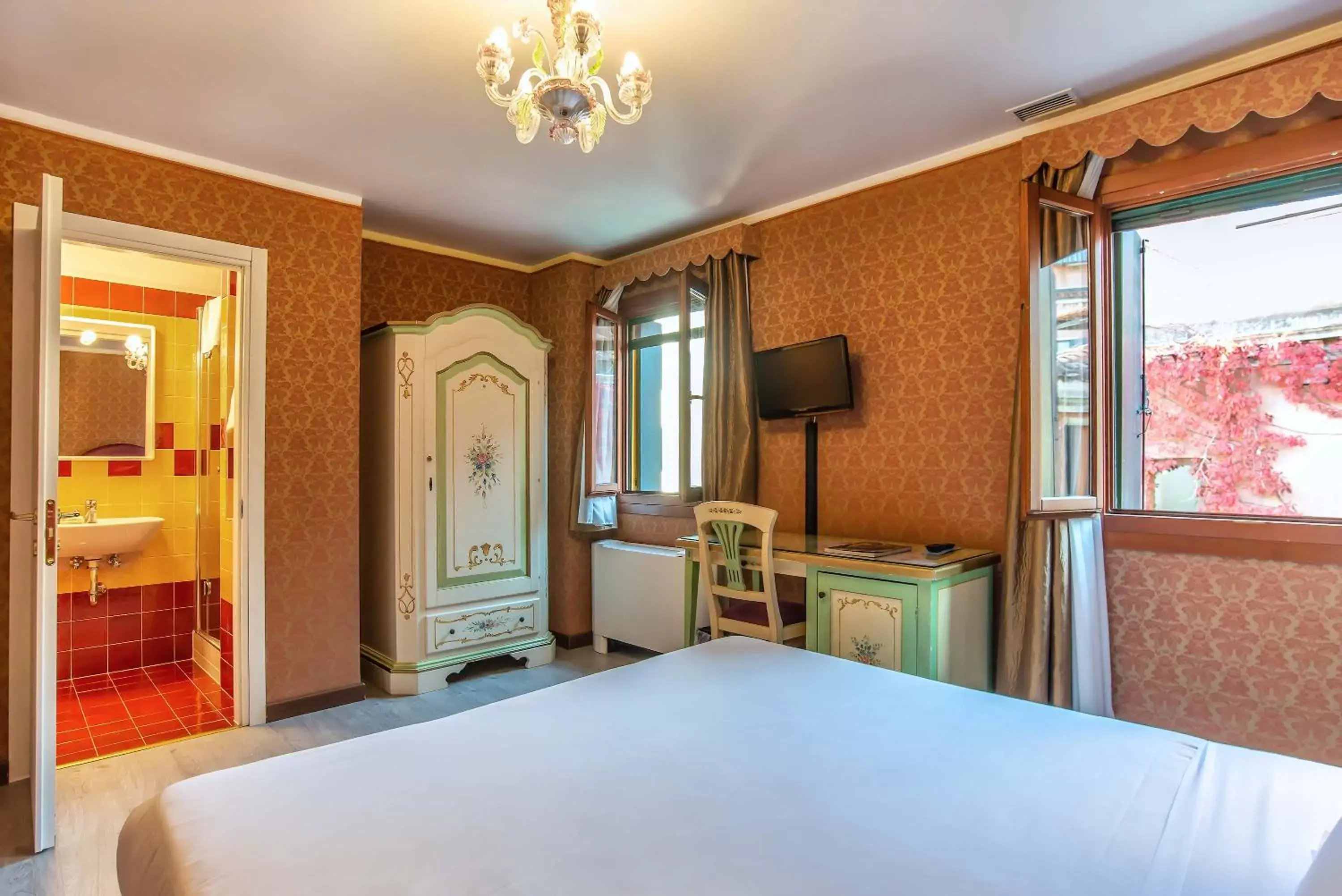 Bedroom, Bed in Hotel La Fenice et Des Artistes