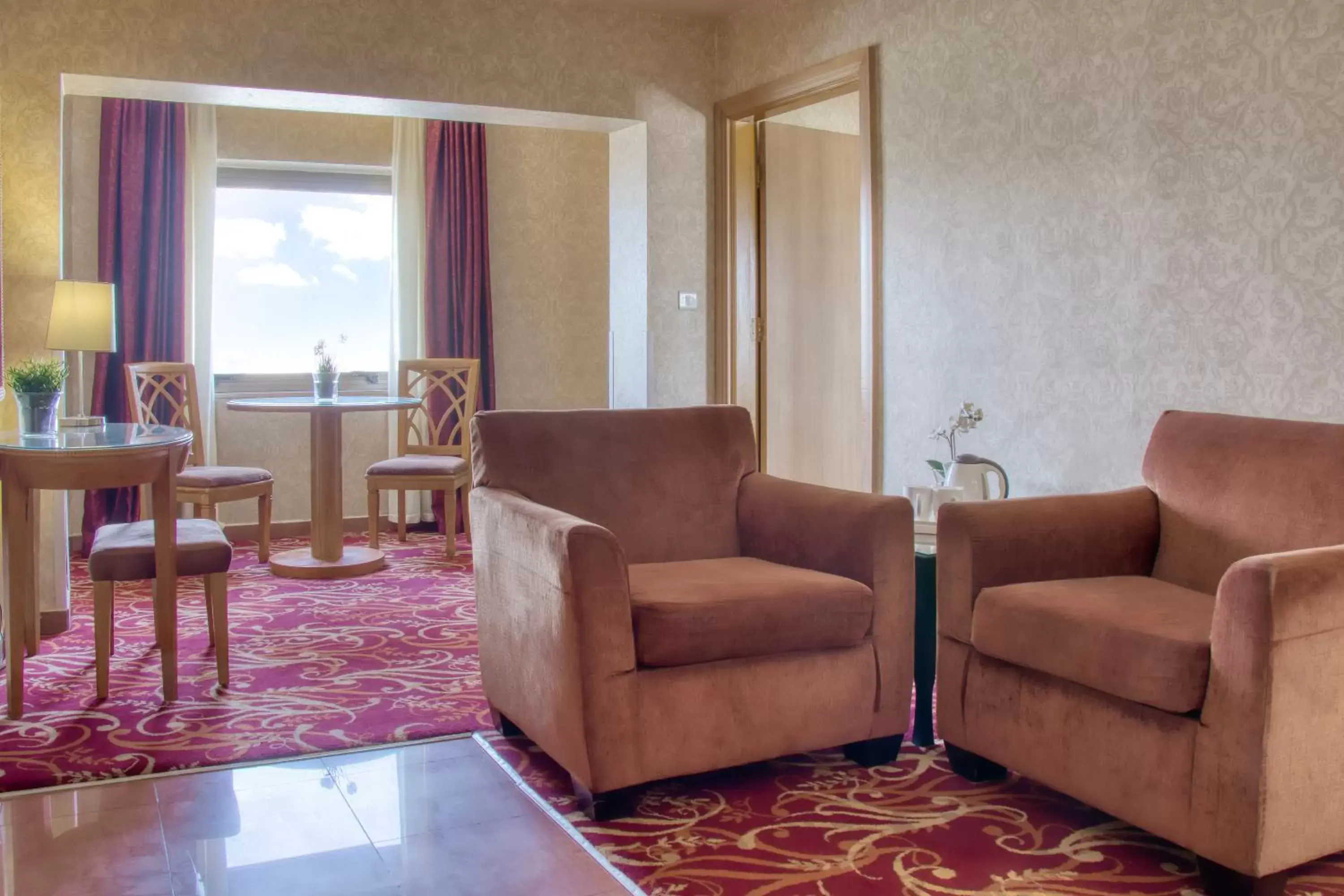 Living room, Seating Area in Geneva Hotel