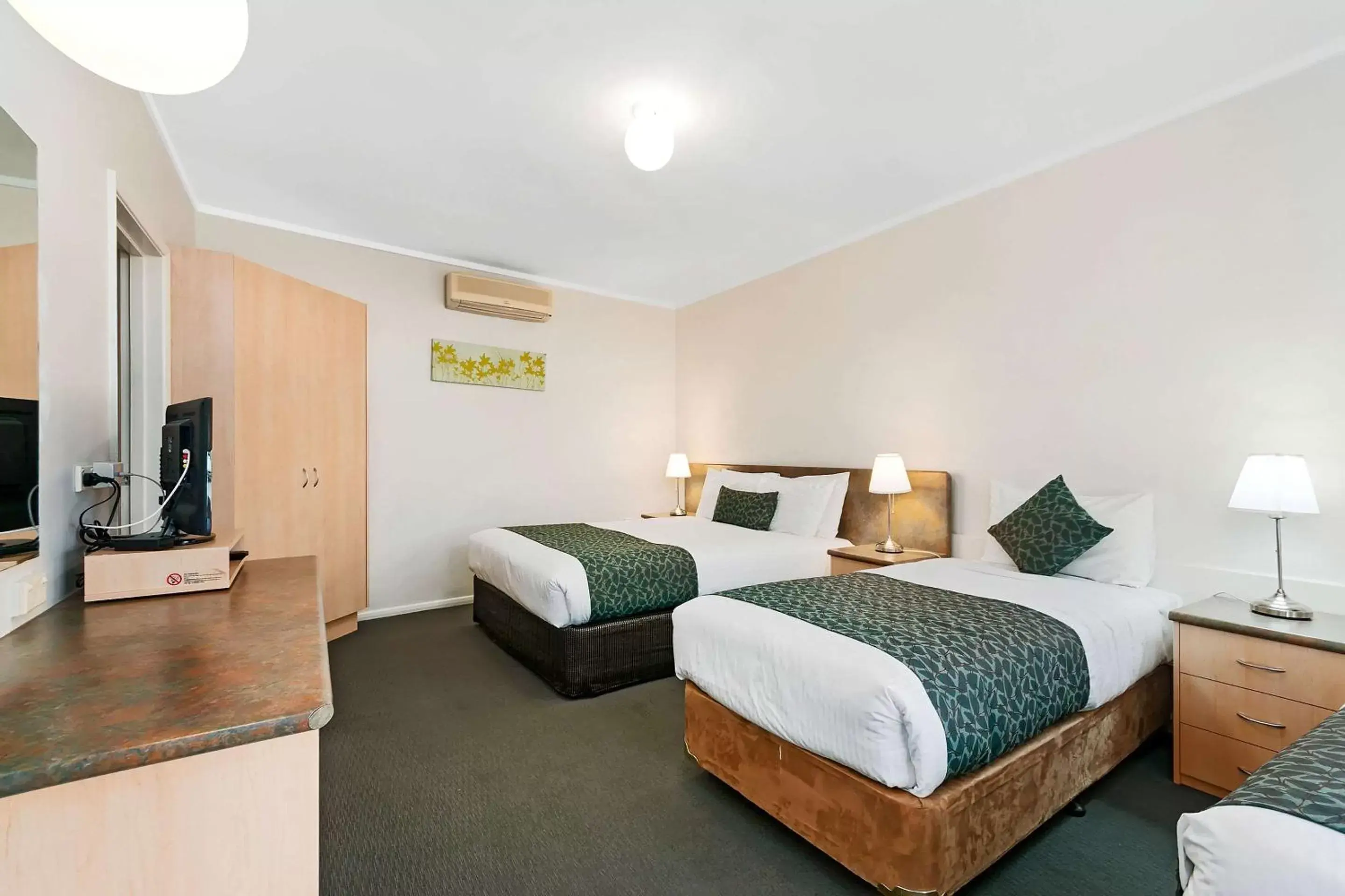 Photo of the whole room, Bed in Comfort Inn & Suites Lakes Entrance
