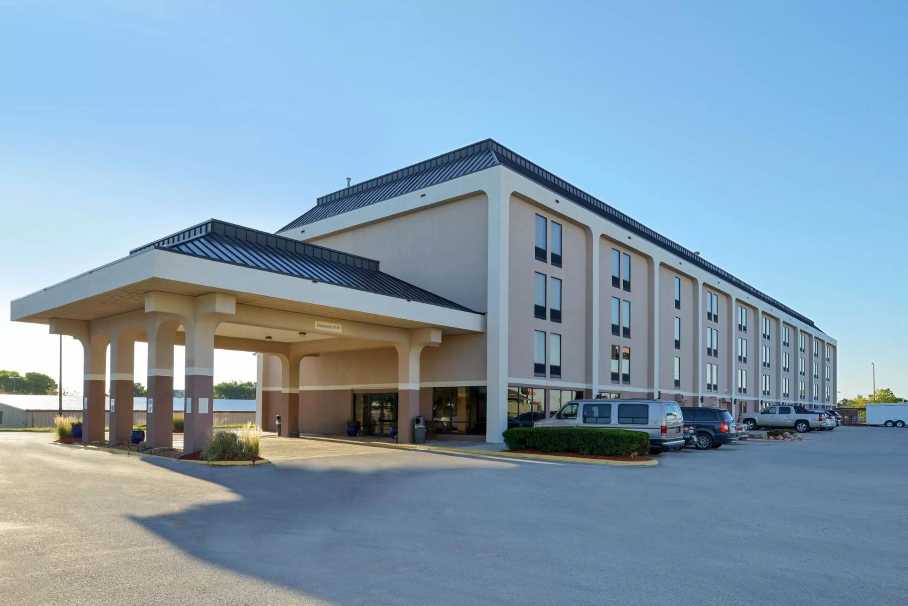 Facade/entrance in New Victorian Inn & Suites Omaha