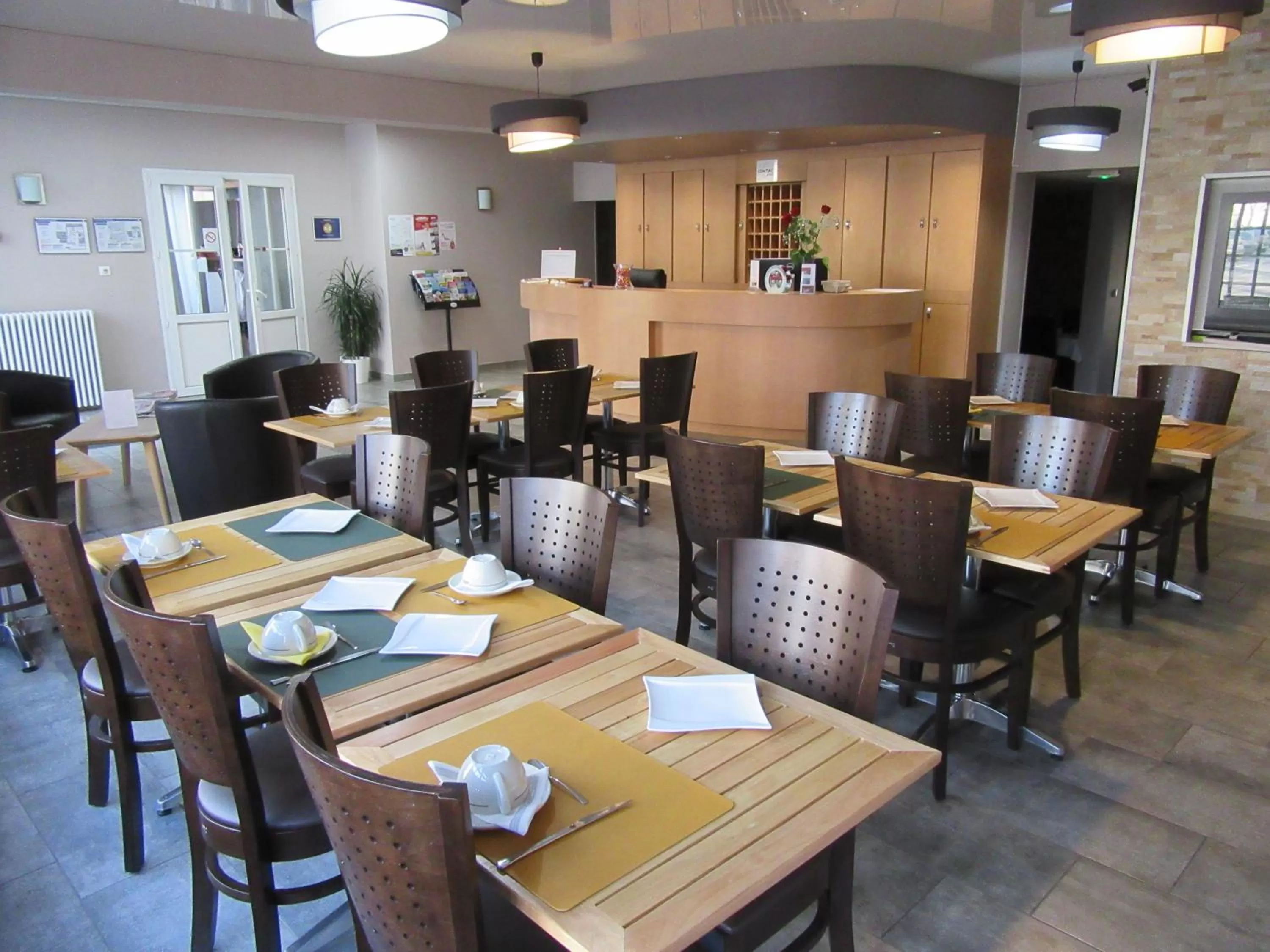 Restaurant/places to eat in Contact Hotel de France