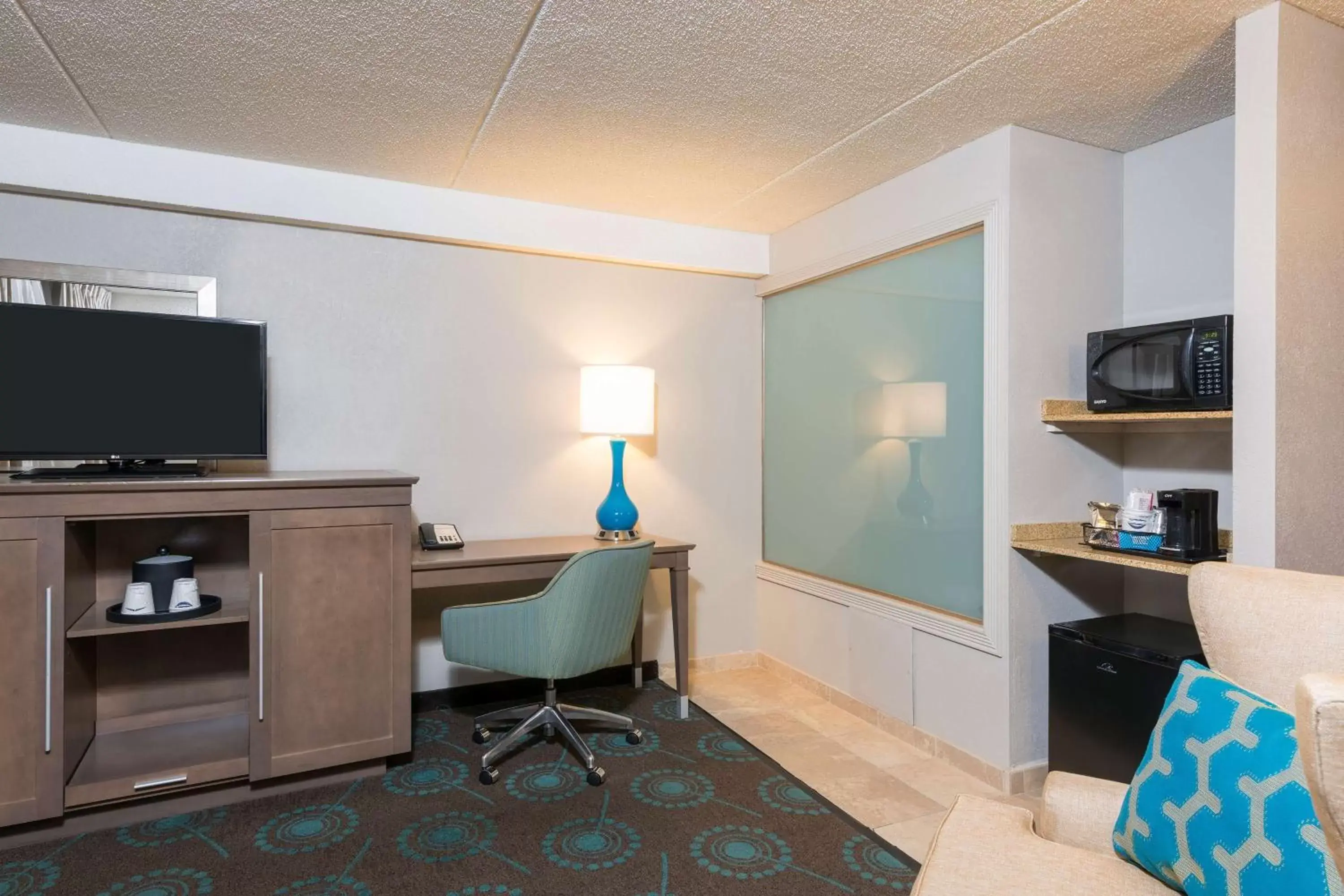 Bed, TV/Entertainment Center in Hampton Inn Bloomington