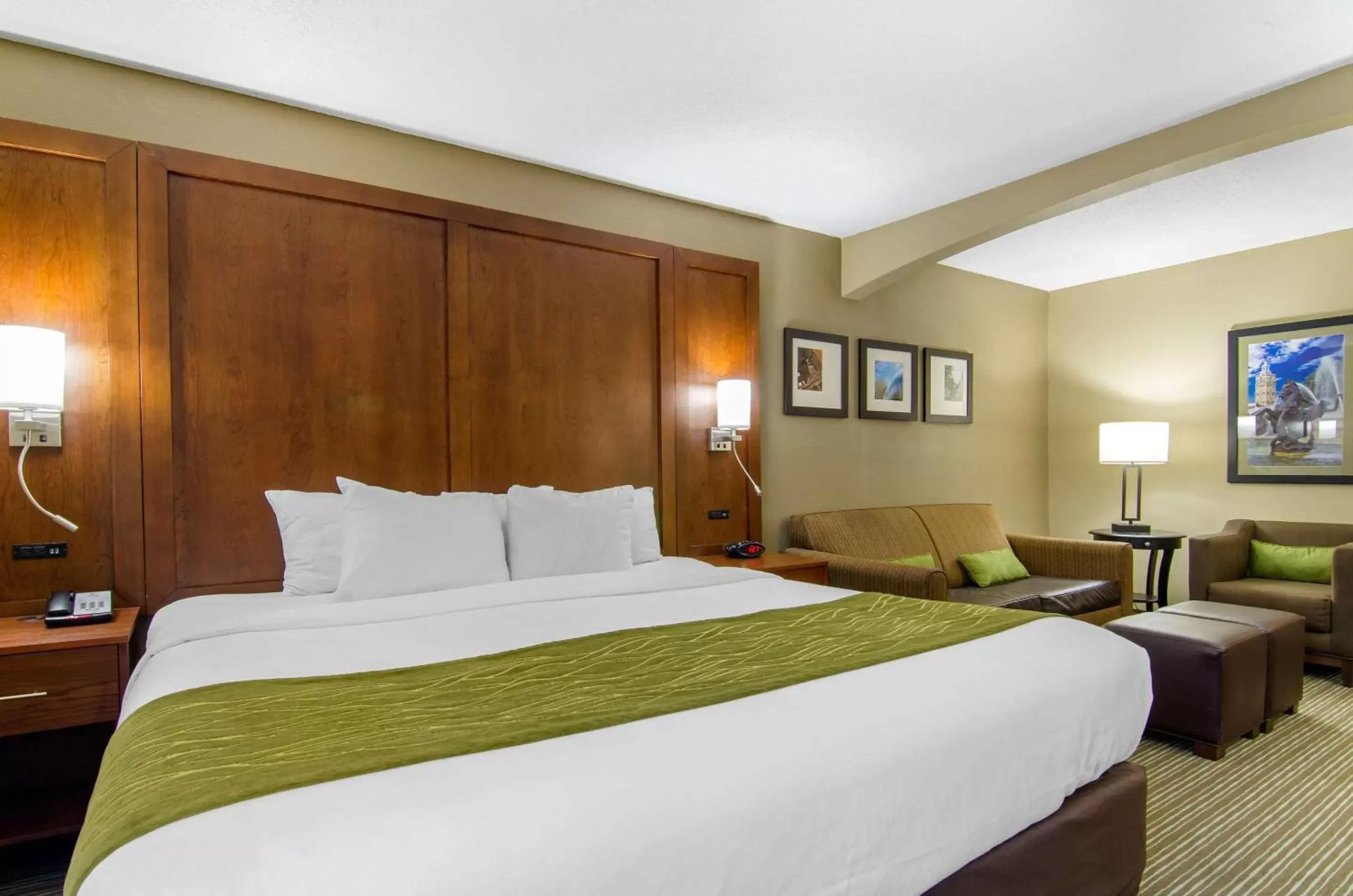 Photo of the whole room, Bed in Comfort Inn & Suites Near Worlds of Fun