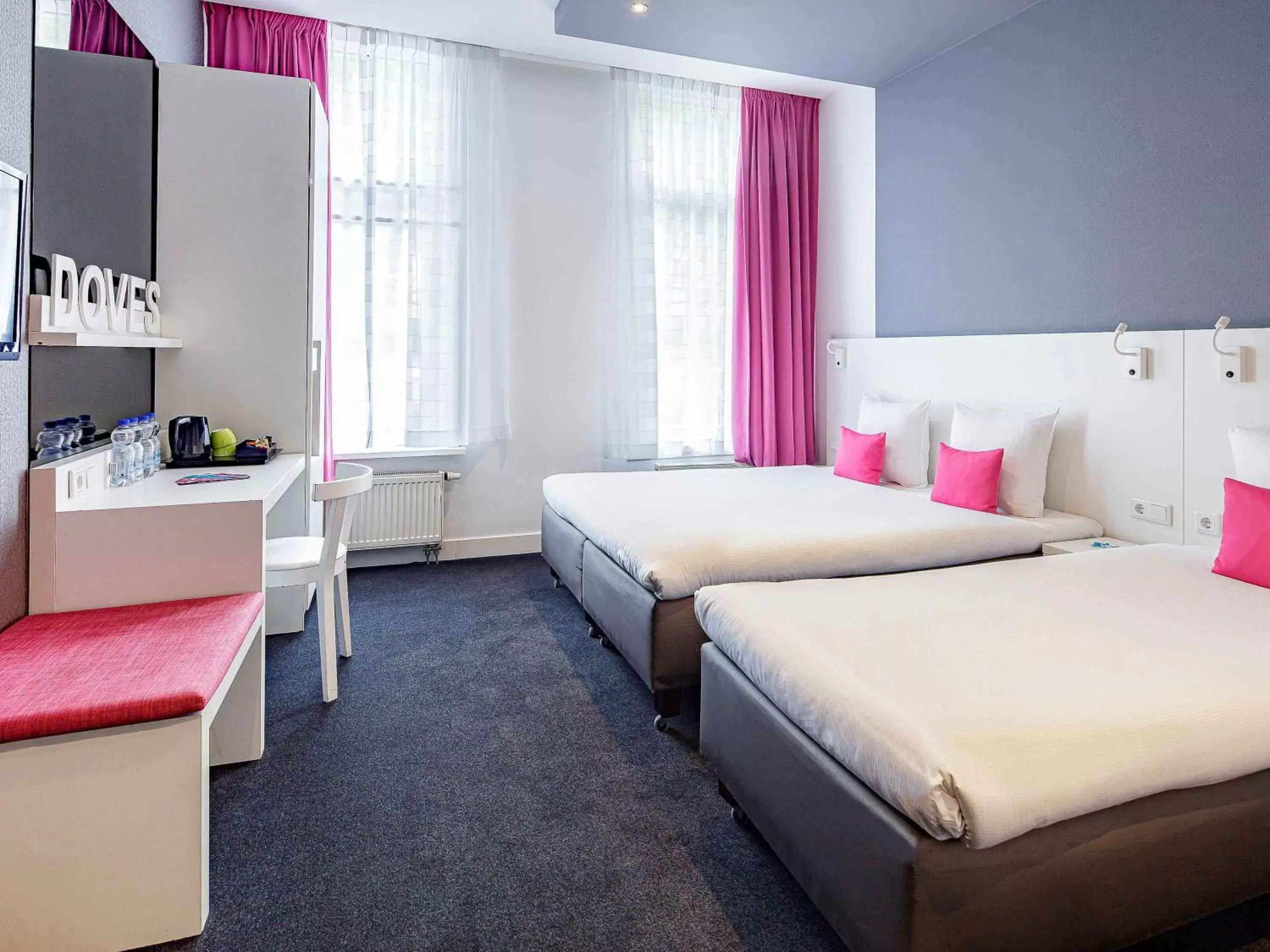 Photo of the whole room in ibis Styles Amsterdam Amstel