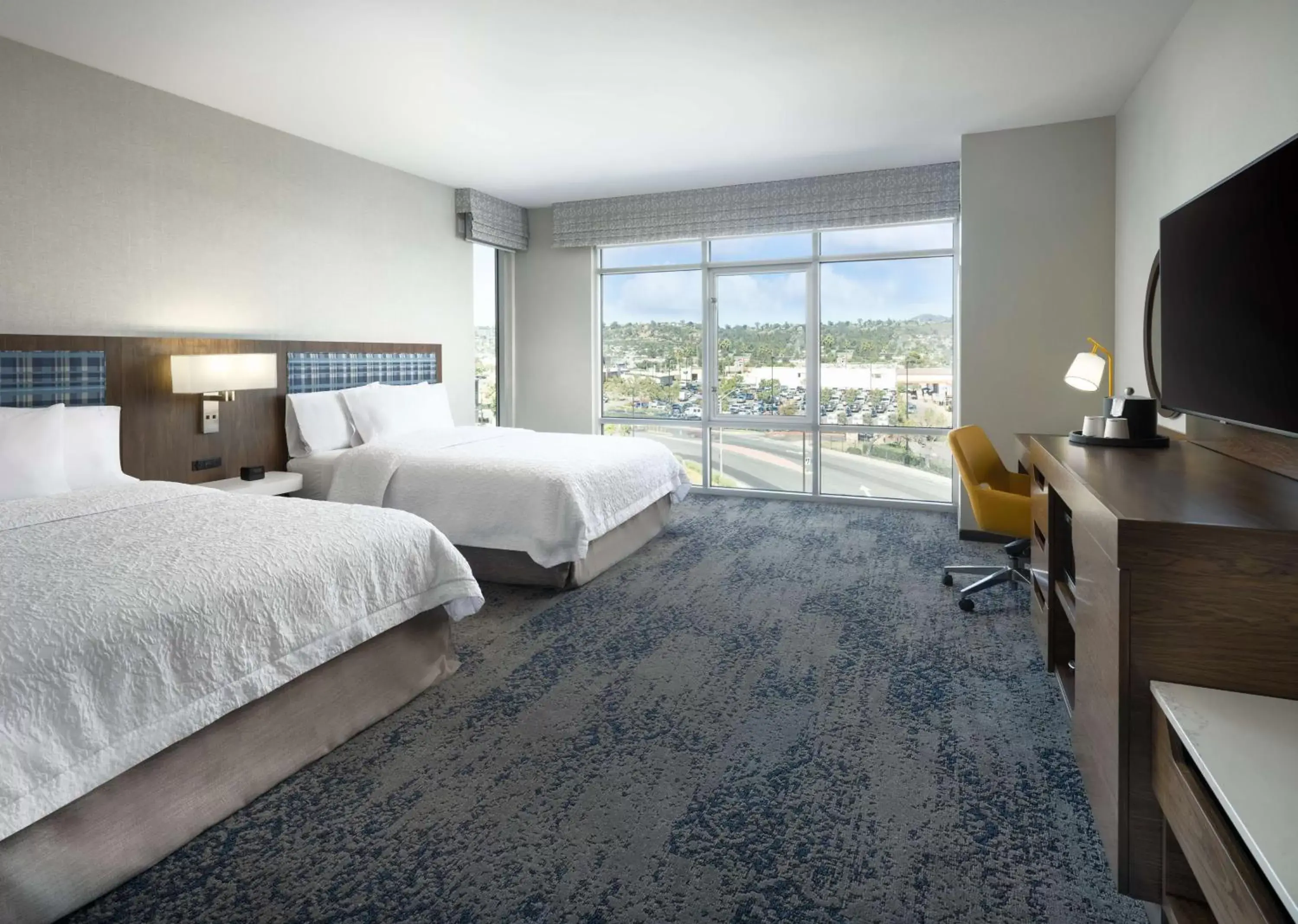Bedroom, TV/Entertainment Center in Hampton Inn & Suites El Cajon San Diego