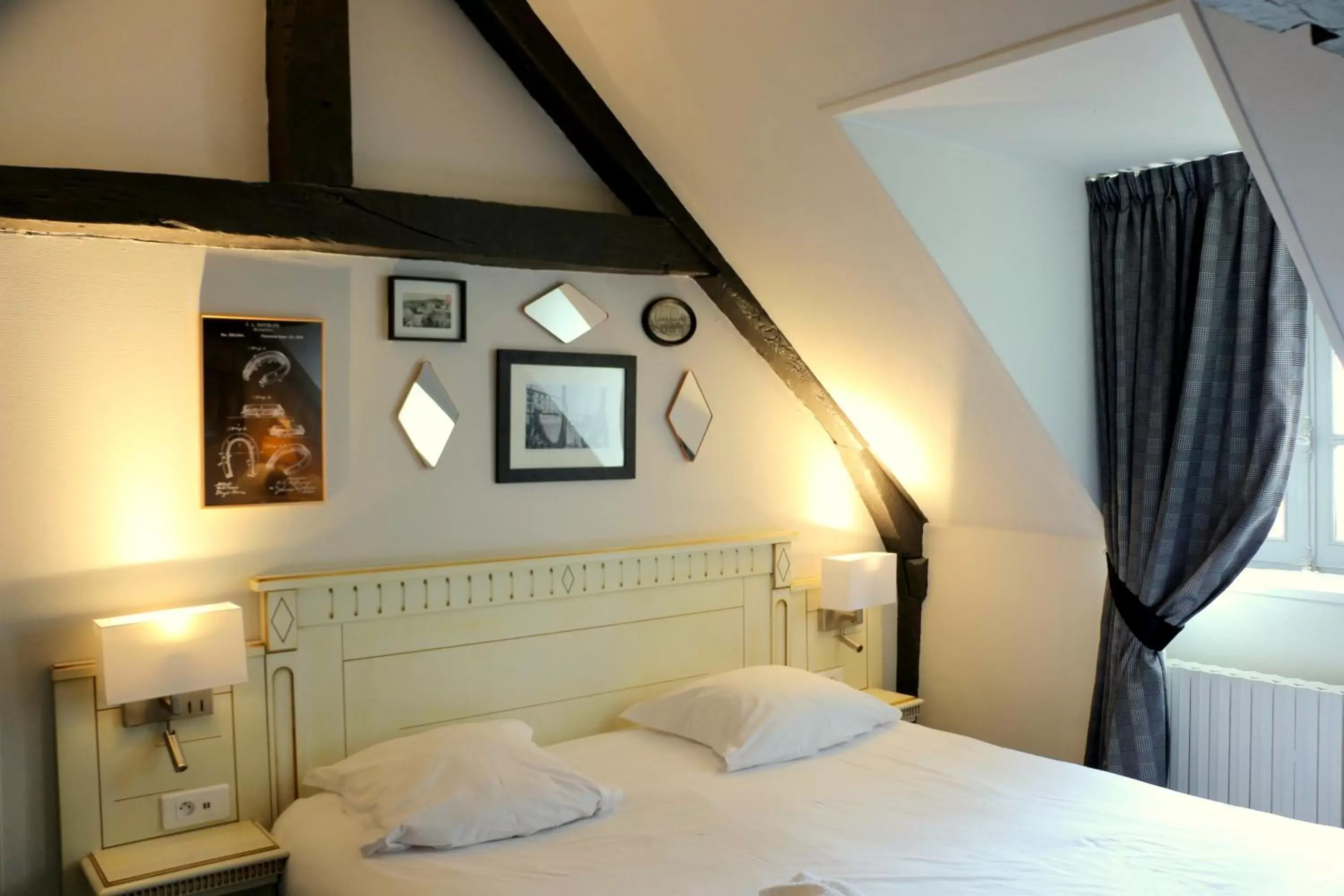 Bedroom, Bed in Best Western Le Cheval Blanc -Centre- Vieux Port