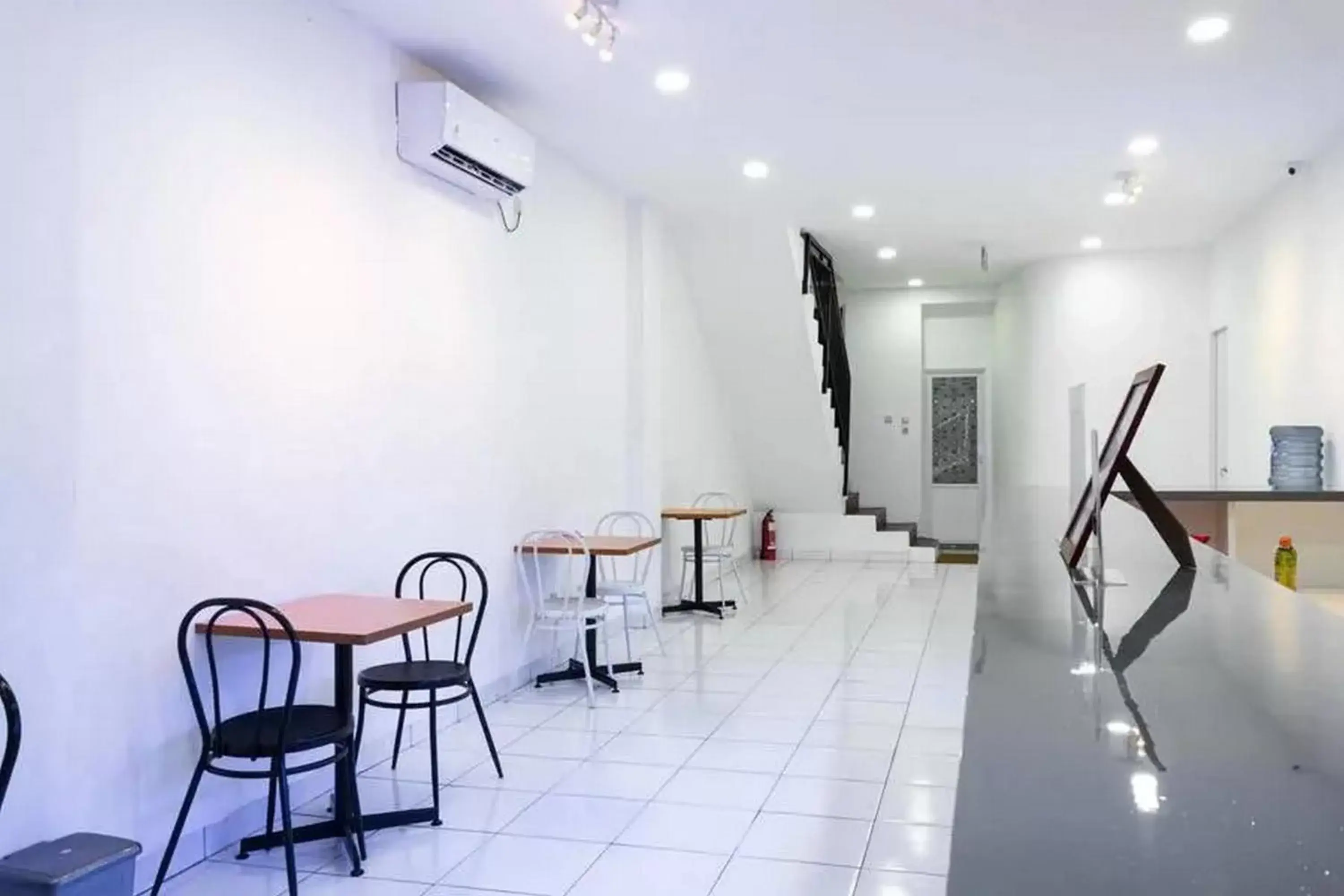 Living room, Restaurant/Places to Eat in RedDoorz Hostel near Taman Puring