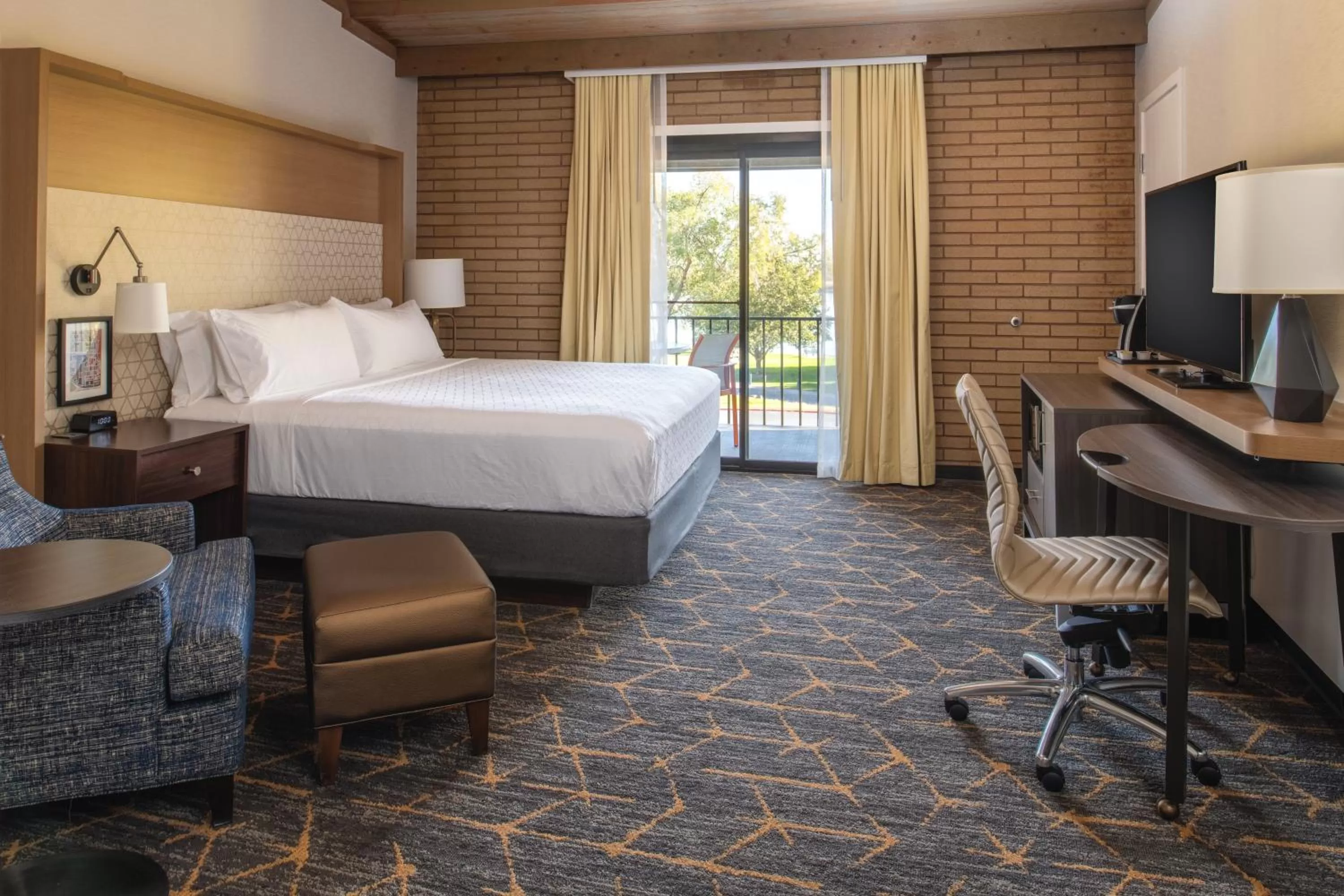 Photo of the whole room, Bed in Holiday Inn Richland on the River by IHG
