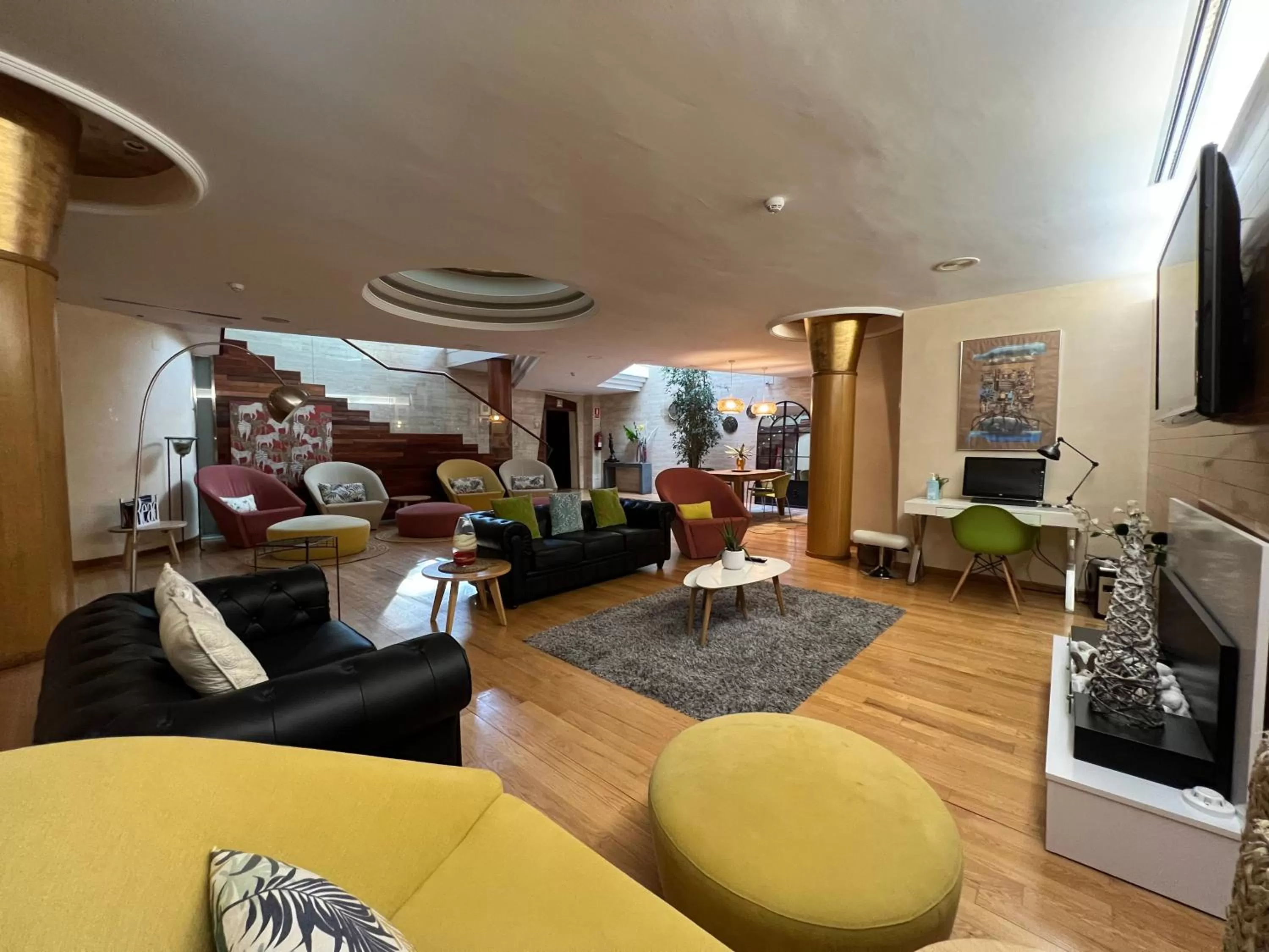 Communal lounge/ TV room in Vilana Hotel Boutique