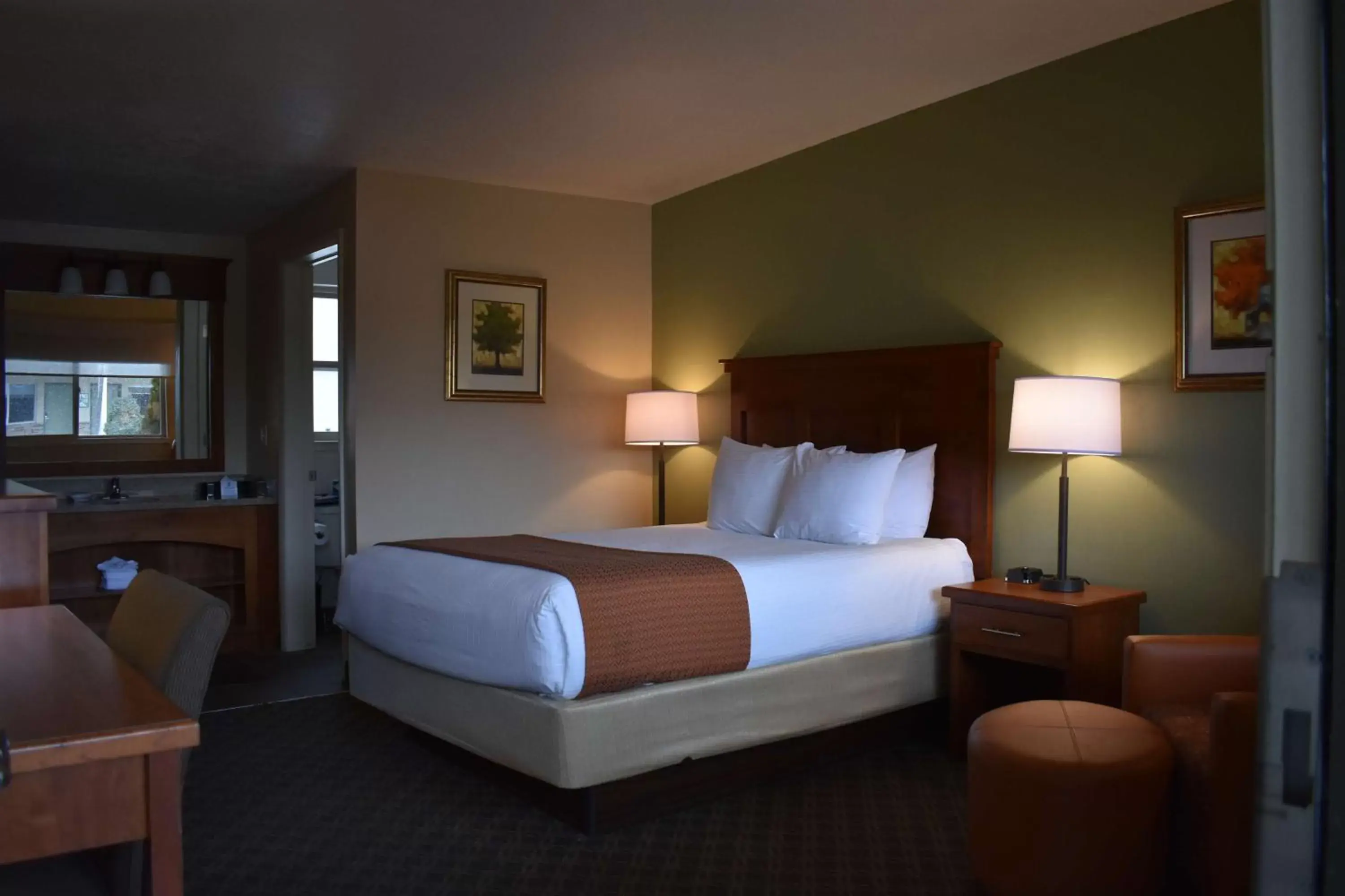 Photo of the whole room, Bed in Best Western Driftwood Inn